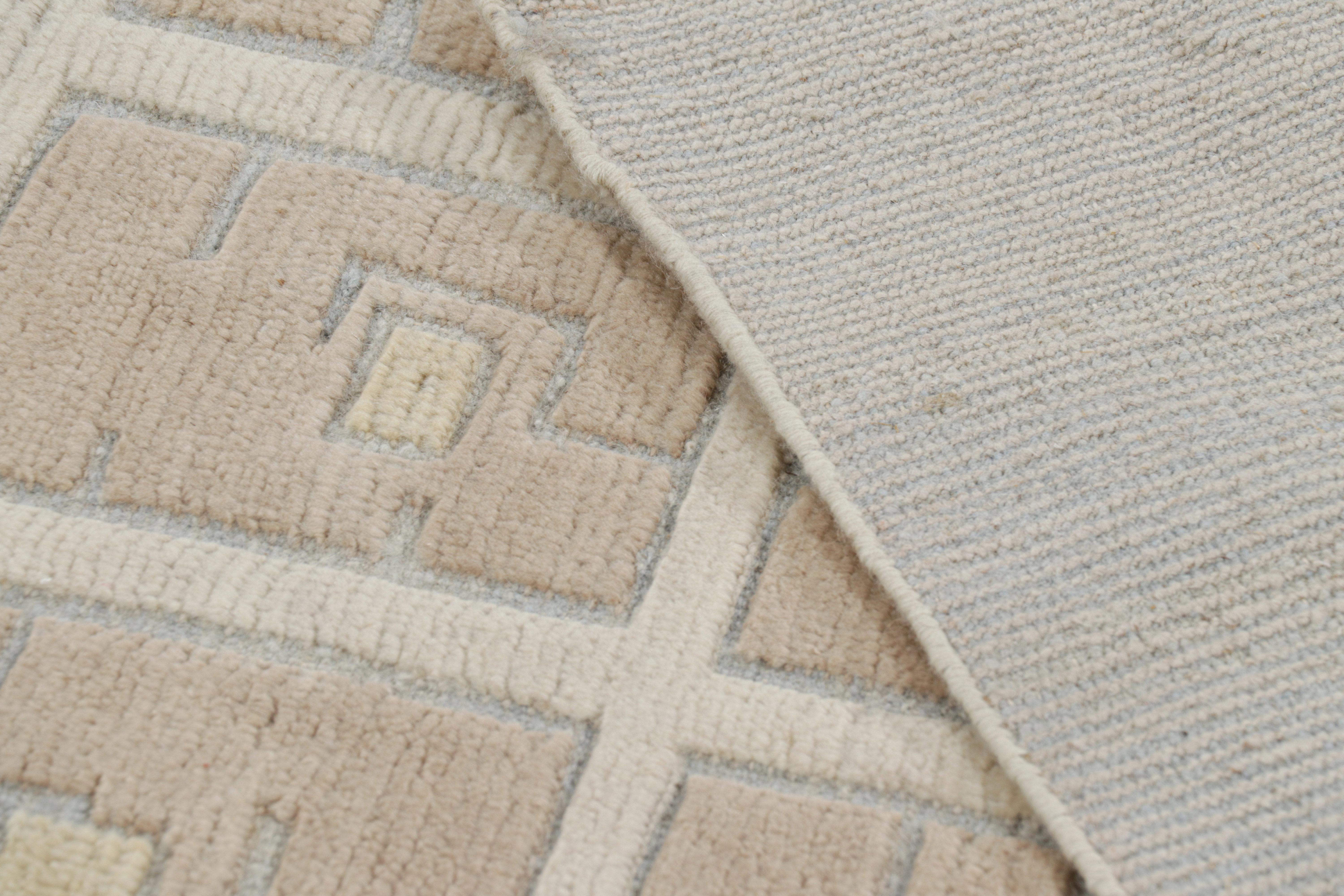 XXI secolo e contemporaneo Rug & Kilim è un tappeto moderno in stile Art Deco francese nei toni del beige-marrone e del crema. in vendita