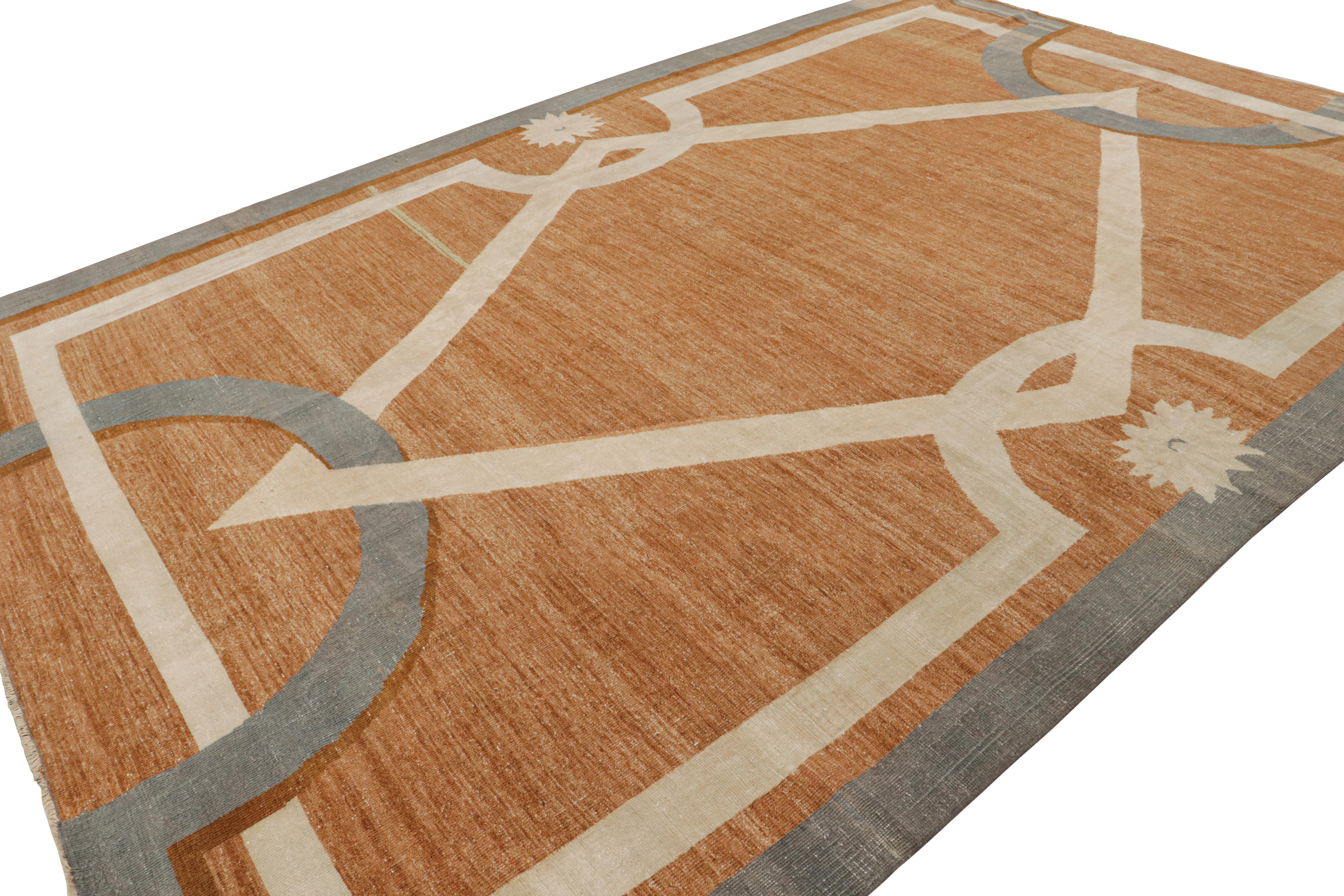 Noué à la main en laine, ce tapis moderne 10x14 de Rug & Kilim est un nouvel ajout à leur ligne de tapis Art déco français. Son design jouit d'un champ orange avec un dessin géométrique architectural de style 1920 en bleu et beige,  

Sur le Design