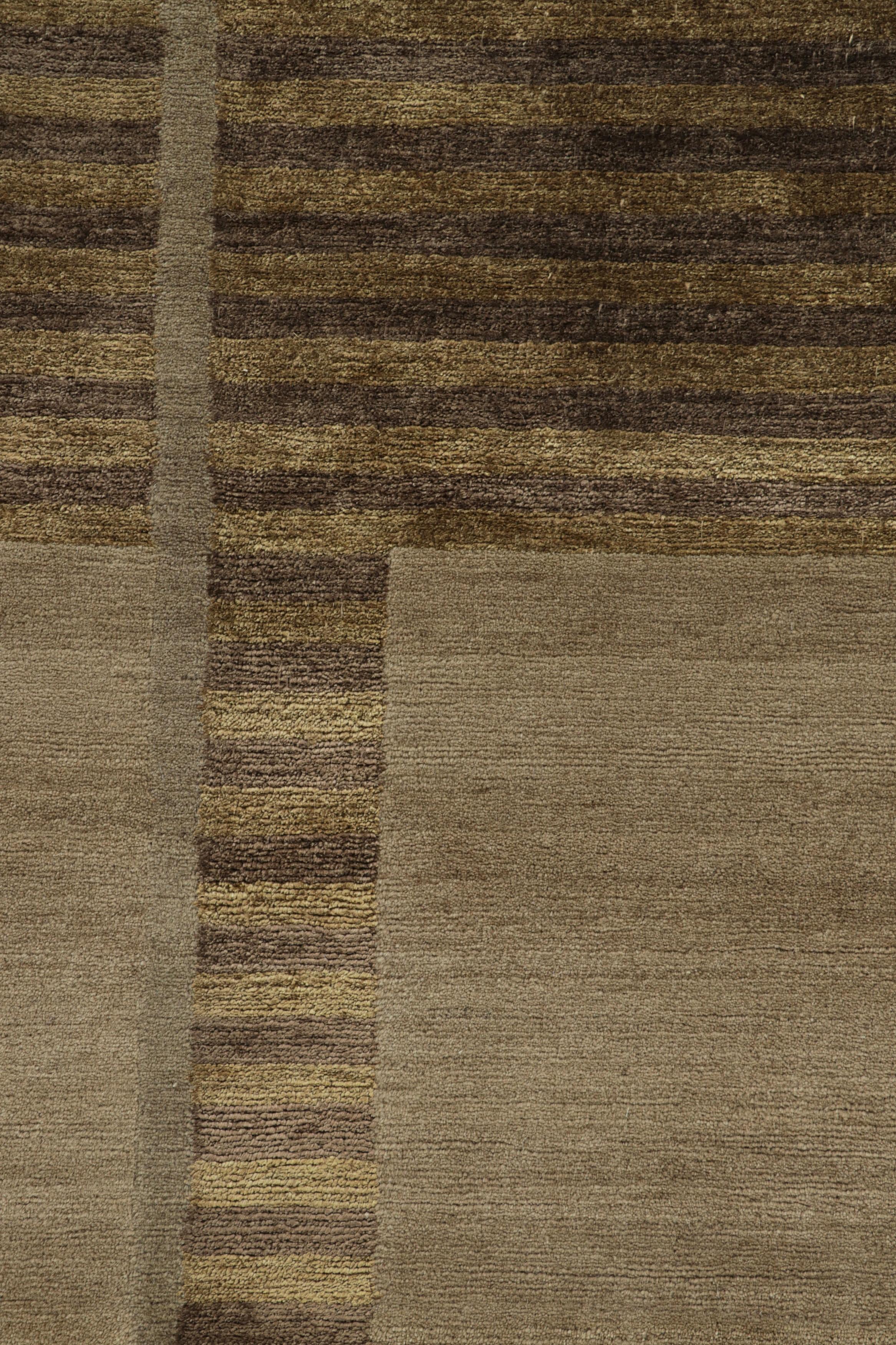 XXI secolo e contemporaneo Rug & Kilim - Tappeto geometrico moderno nei toni del marrone in vendita