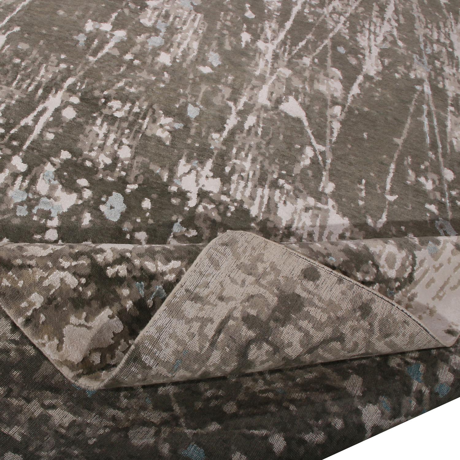 Indien Tapis abstrait de Rug & Kilim en brun avec motif sur toute la surface en vente