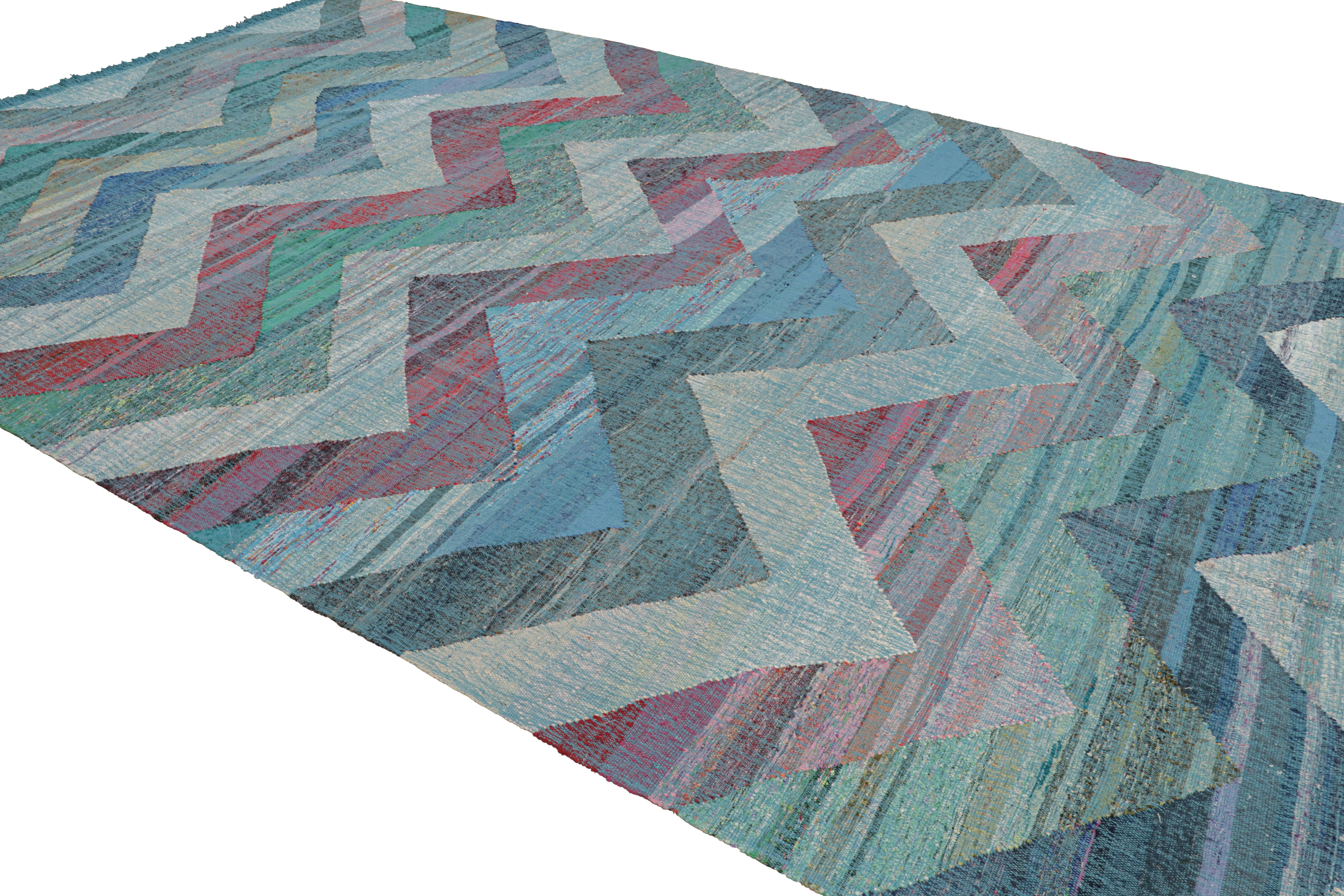 Questo Kilim moderno rappresenta una selezione di nuovi modelli distinti che si aggiungono alla nuova e moderna collezione di Rug & Kilim, tessuti a mano in modo unico a partire da filati di tessuti e Kilim classici per creare questa trama piatta di