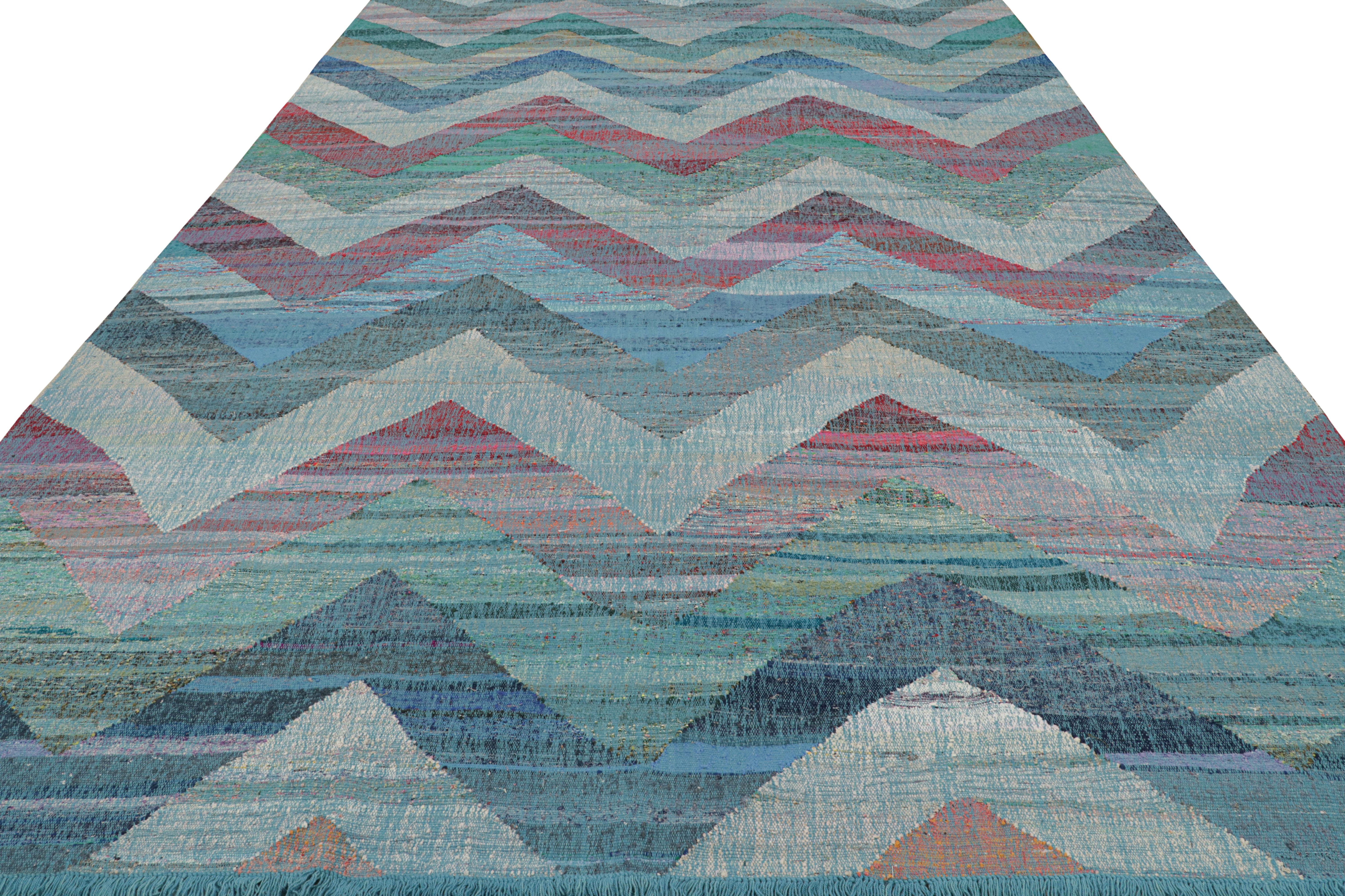 Turco Rug & Kilim è un moderno Kilim geometrico in lana blu, verde e multicolore con motivo Chevron. in vendita