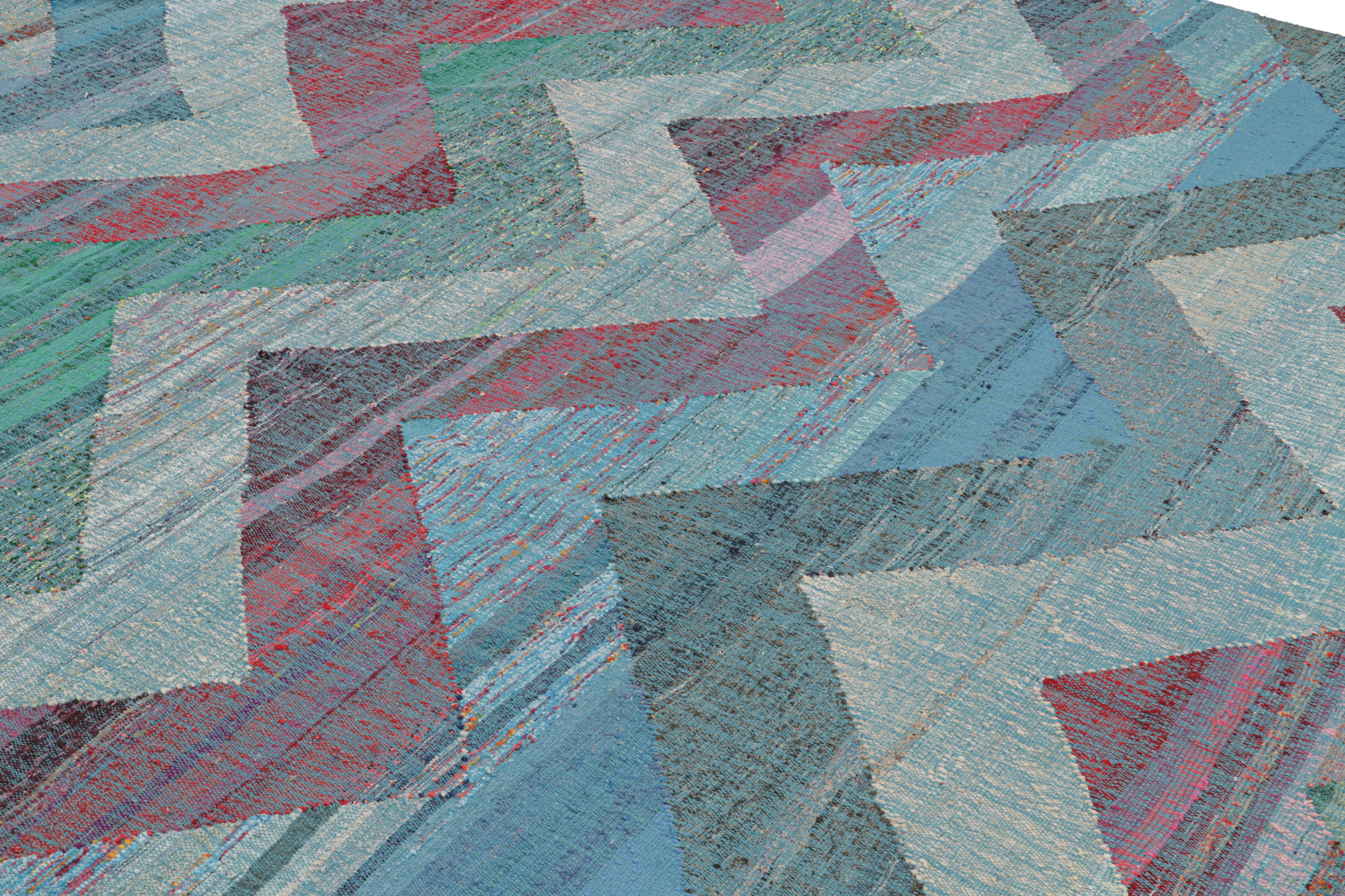 Tessuto a mano Rug & Kilim è un moderno Kilim geometrico in lana blu, verde e multicolore con motivo Chevron. in vendita