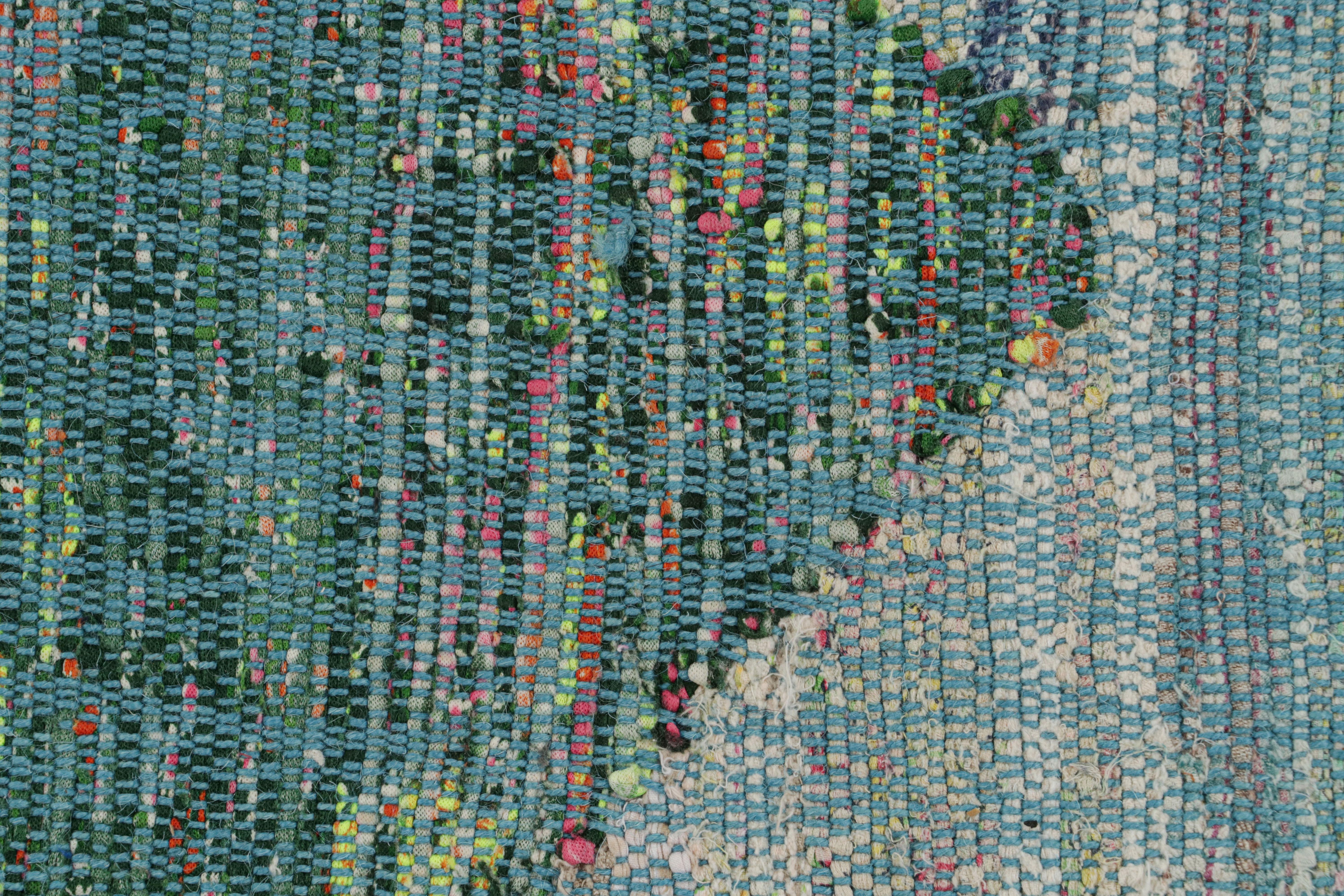 XXI secolo e contemporaneo Rug & Kilim è un moderno Kilim geometrico in lana blu, verde e multicolore con motivo Chevron. in vendita