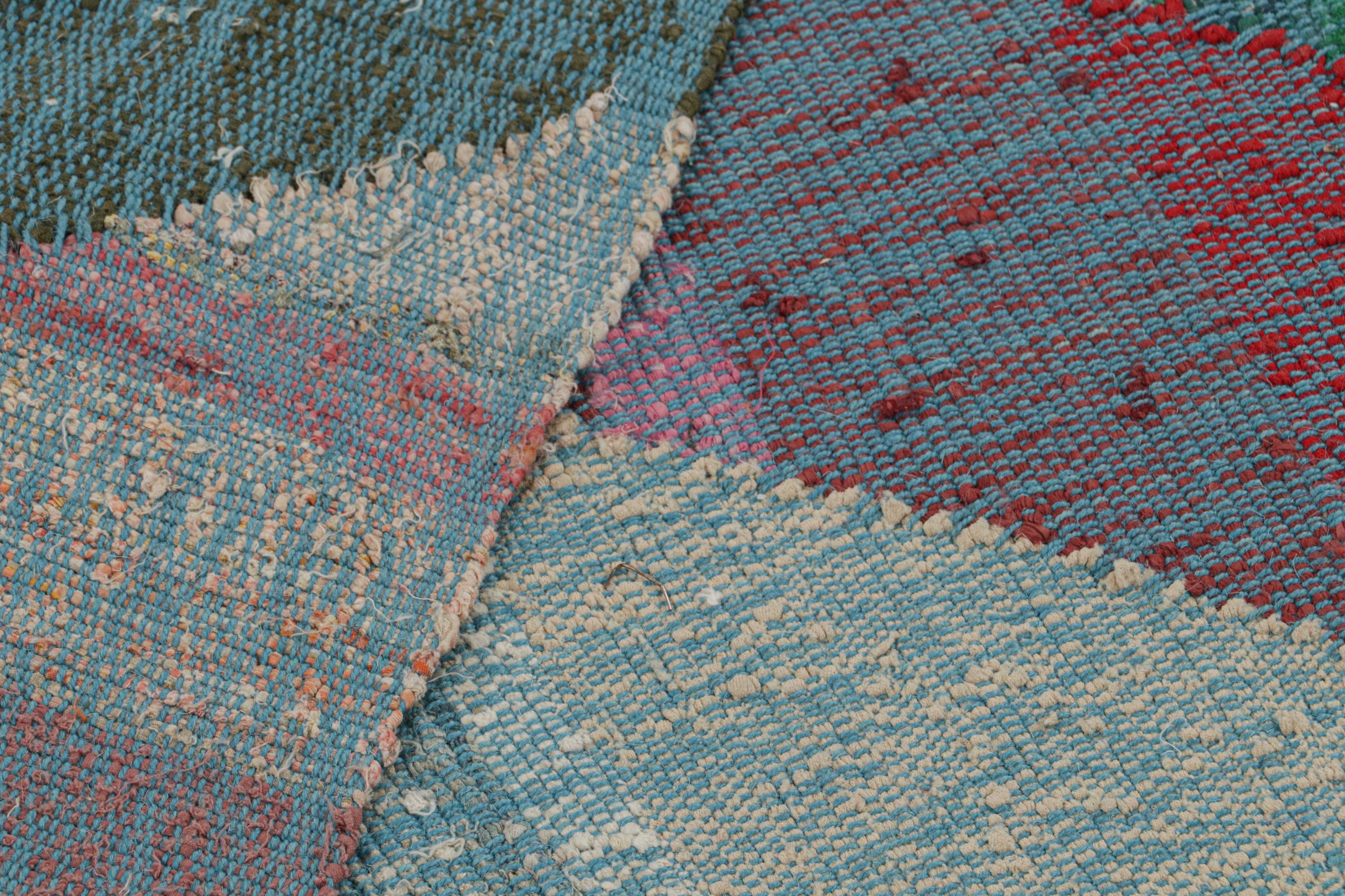 Lana Rug & Kilim è un moderno Kilim geometrico in lana blu, verde e multicolore con motivo Chevron. in vendita