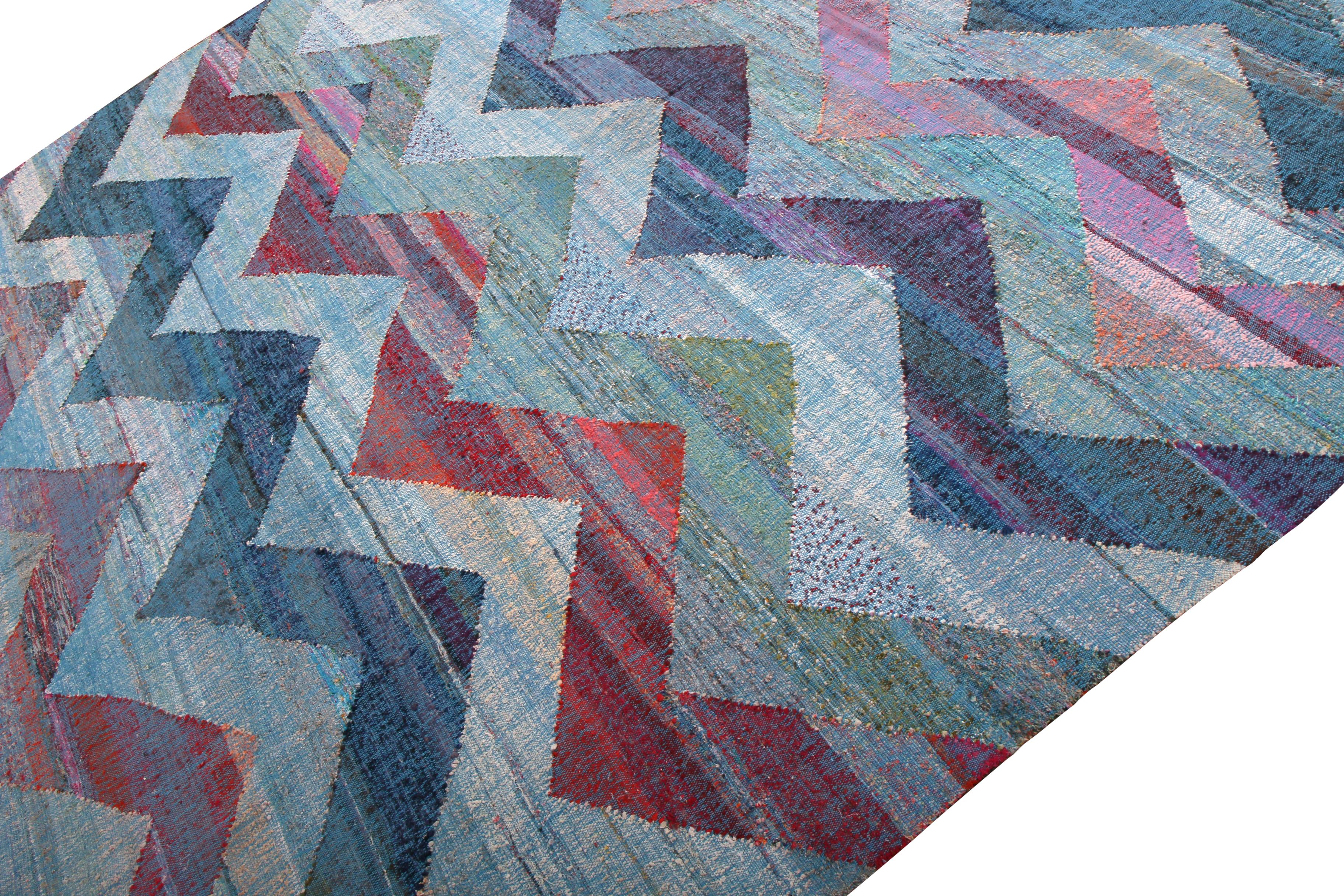 Turco Rug & Kilim è un moderno kilim geometrico in lana con motivo Chevron blu e multicolore. in vendita
