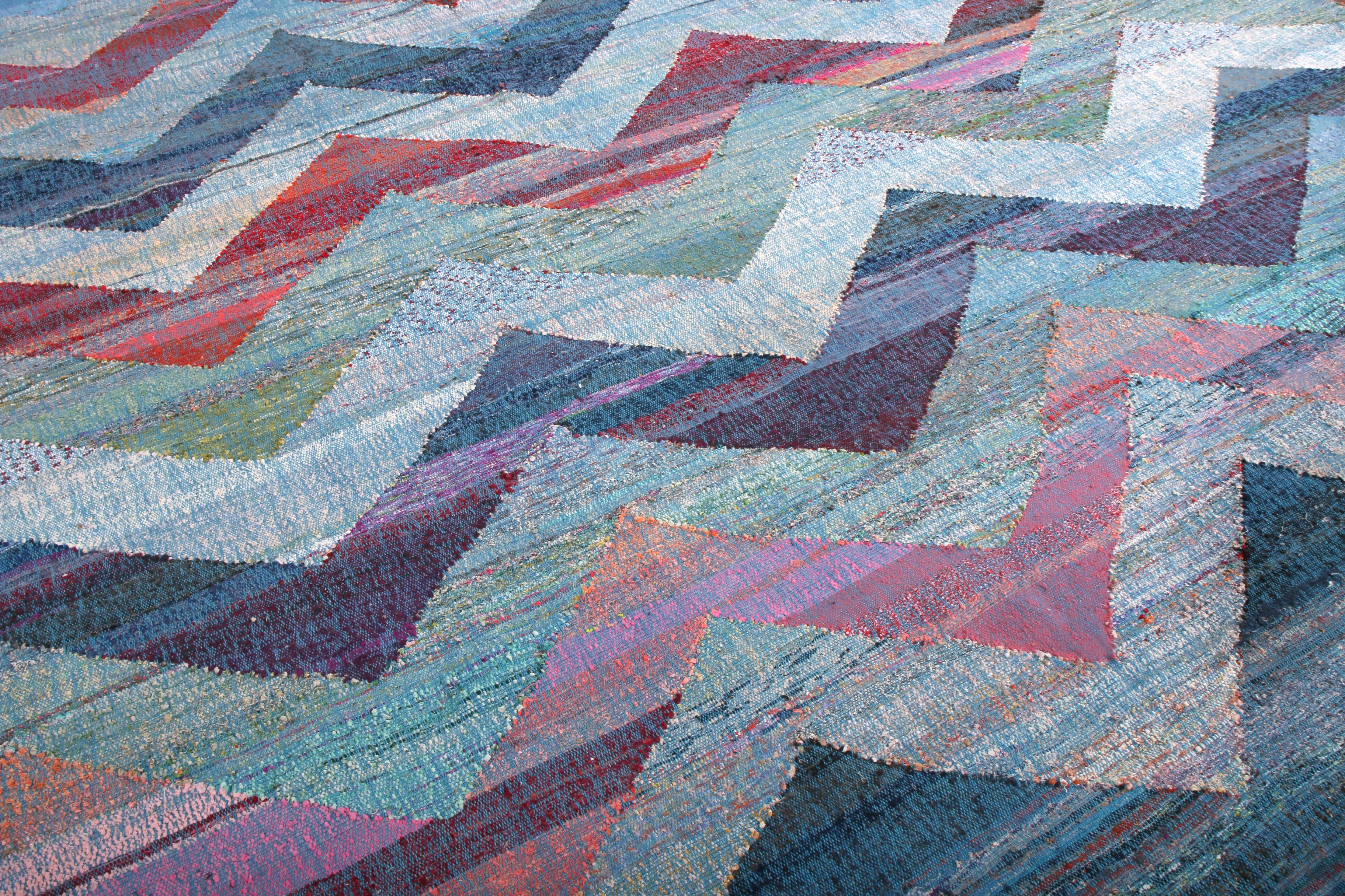 Tessuto a mano Rug & Kilim è un moderno kilim geometrico in lana con motivo Chevron blu e multicolore. in vendita