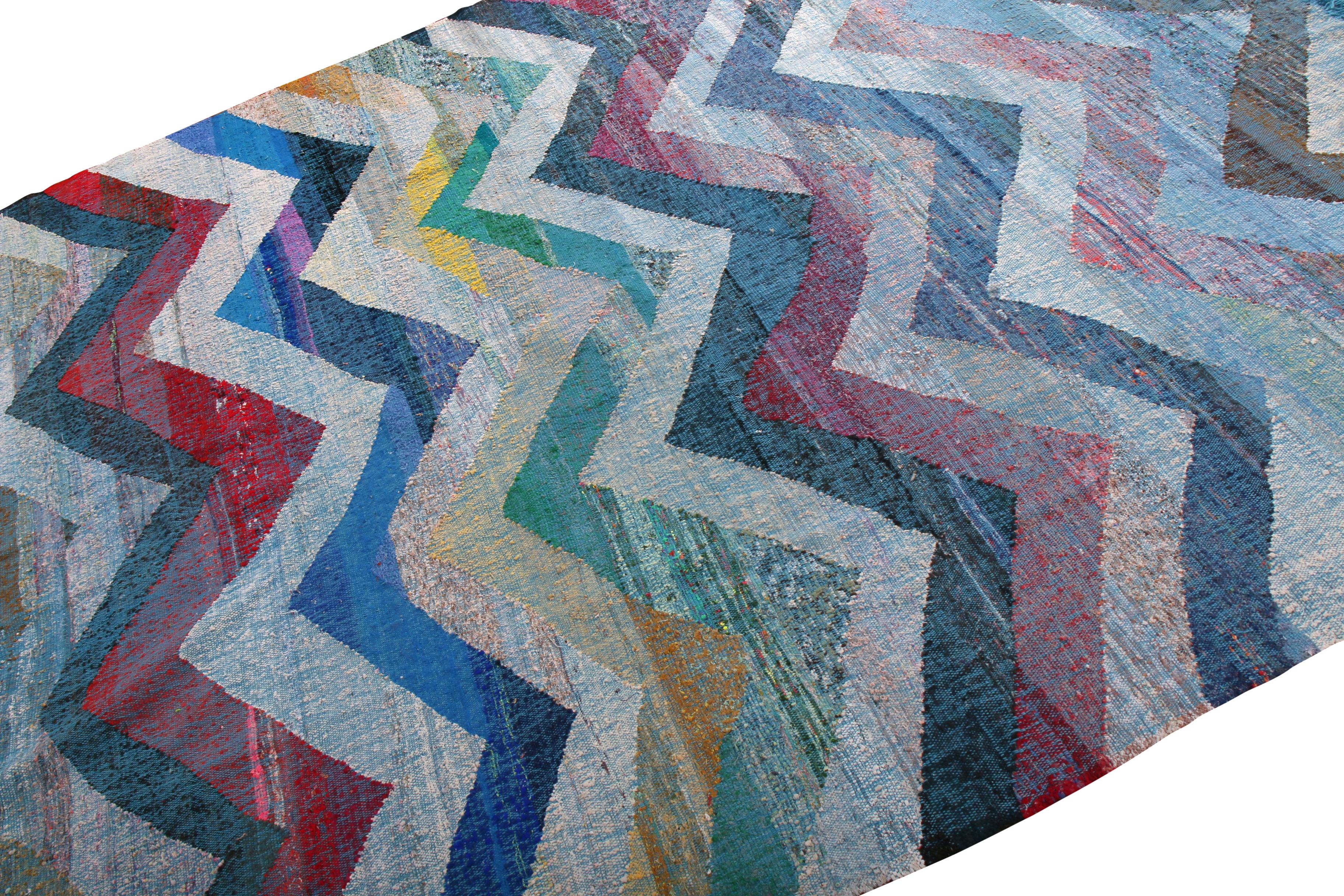Ce Kilim moderne représente une sélection de nouveaux motifs distincts rejoignant la collection New and Modern de Rug & Kilim, tissés à la main à partir de fils de textiles et de Kilims classiques pour créer ce tissage plat de transition et ses