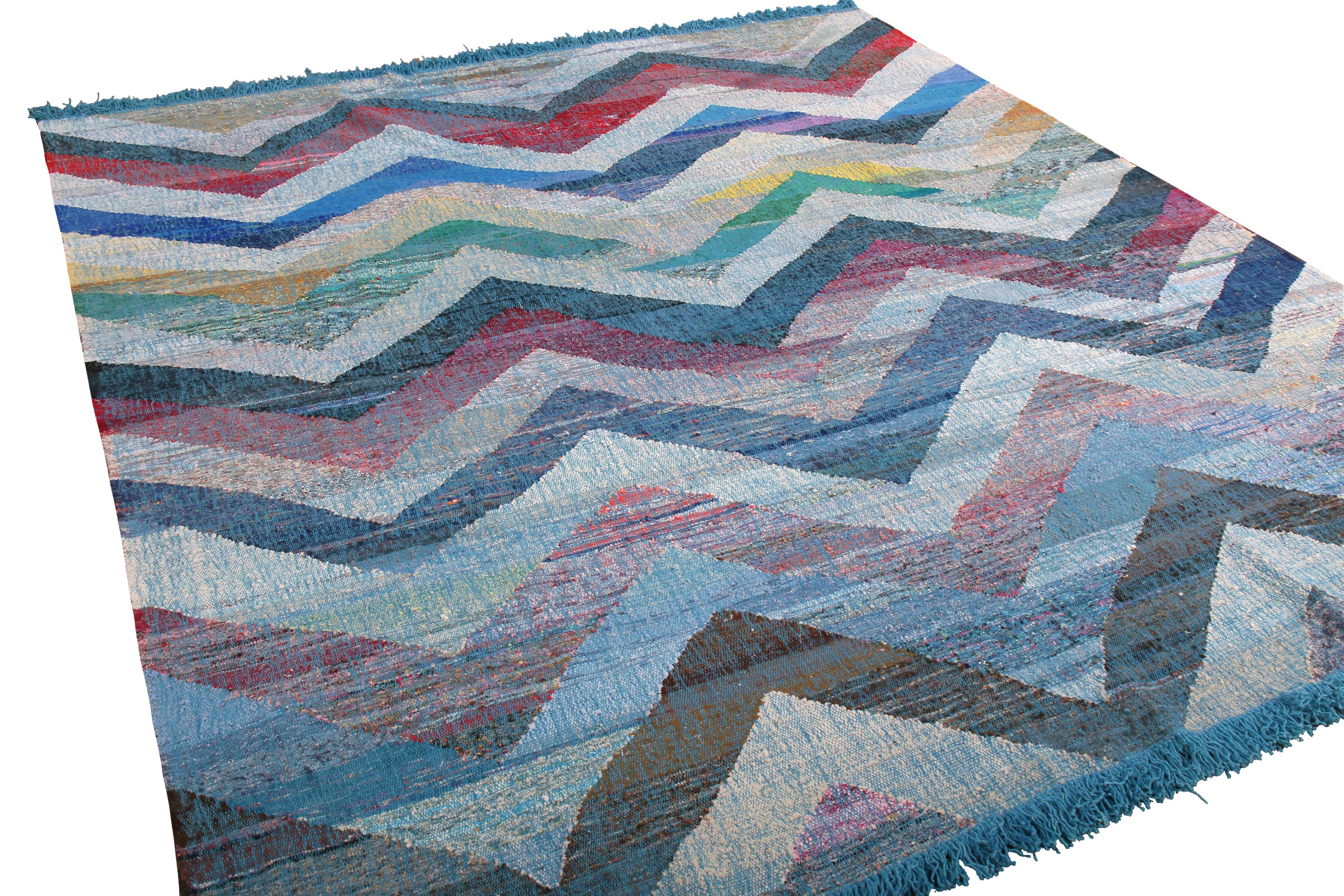 Turco Rug & Kilim è un moderno Kilim geometrico in lana blu, bianco e multicolore con motivo Chevron. in vendita