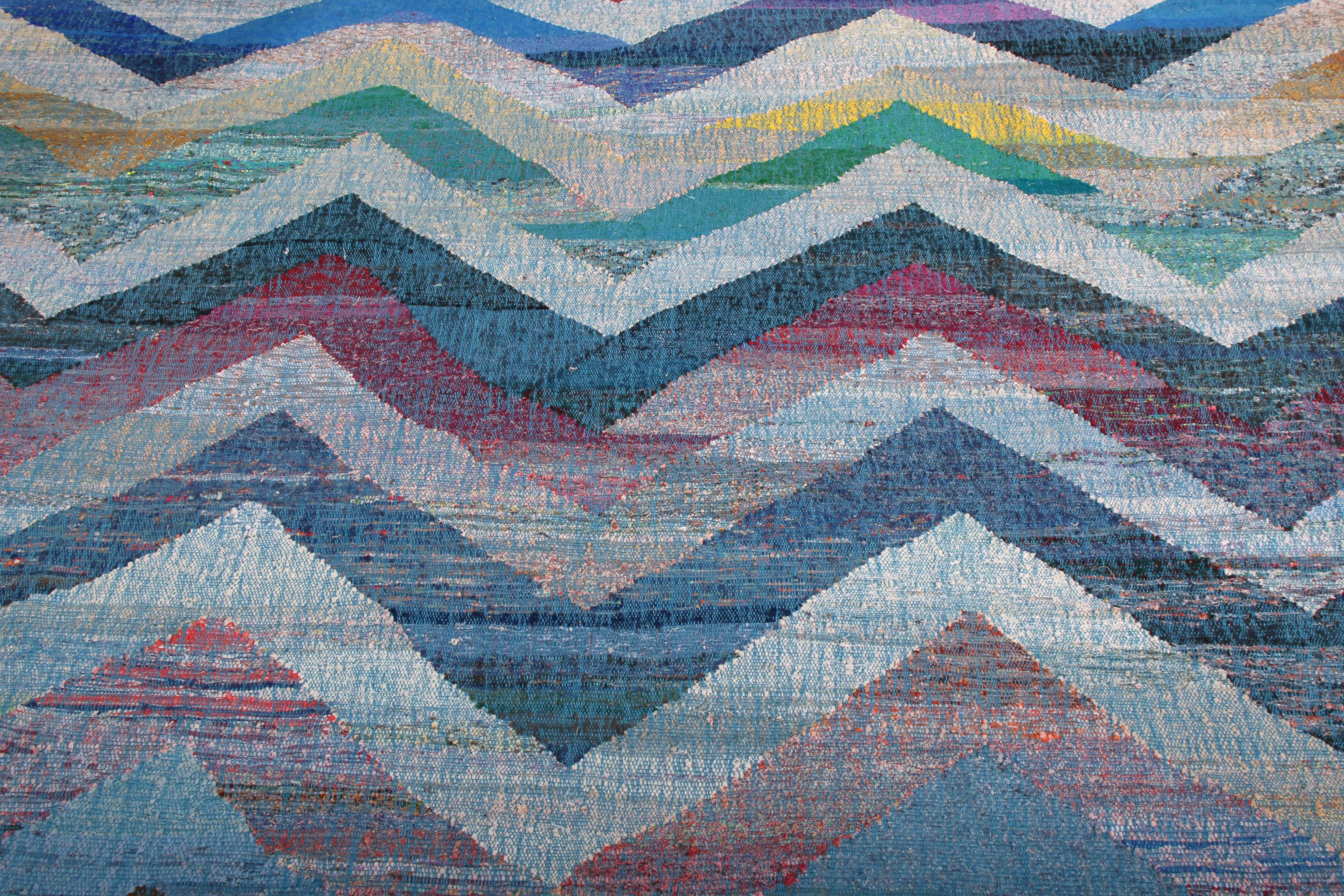 Tessuto a mano Rug & Kilim è un moderno Kilim geometrico in lana blu, bianco e multicolore con motivo Chevron. in vendita