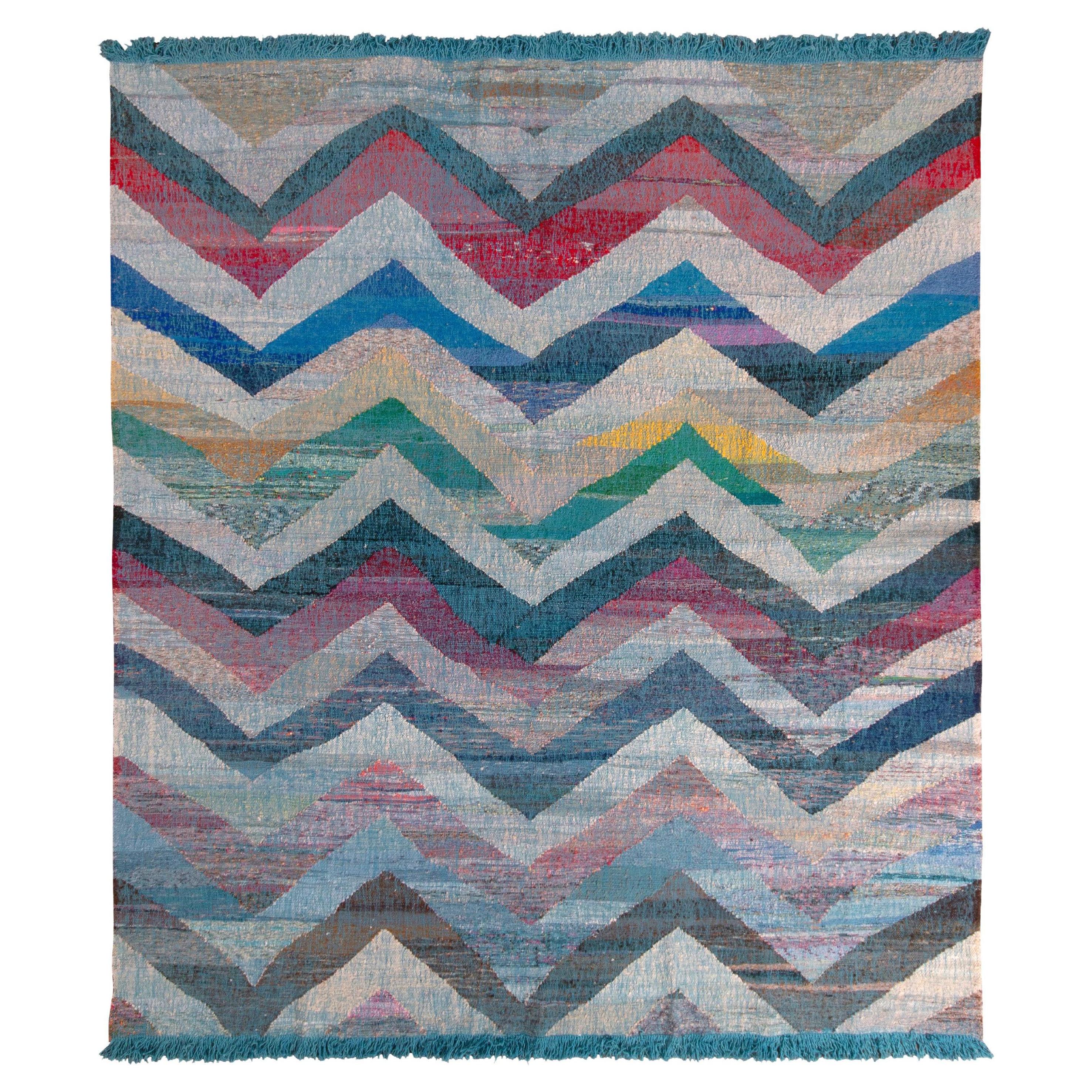 Tapis et tapis Kilim moderne géométrique en laine Kilim bleu et blanc à motif de chevrons multicolores en vente