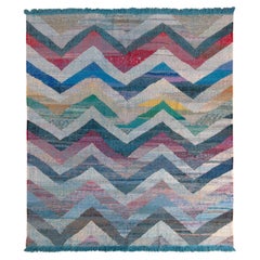 Moderner Teppich & Kelim, geometrisches Woll-Kelim-Muster in Blau und Weiß mit mehrfarbigem Chevron
