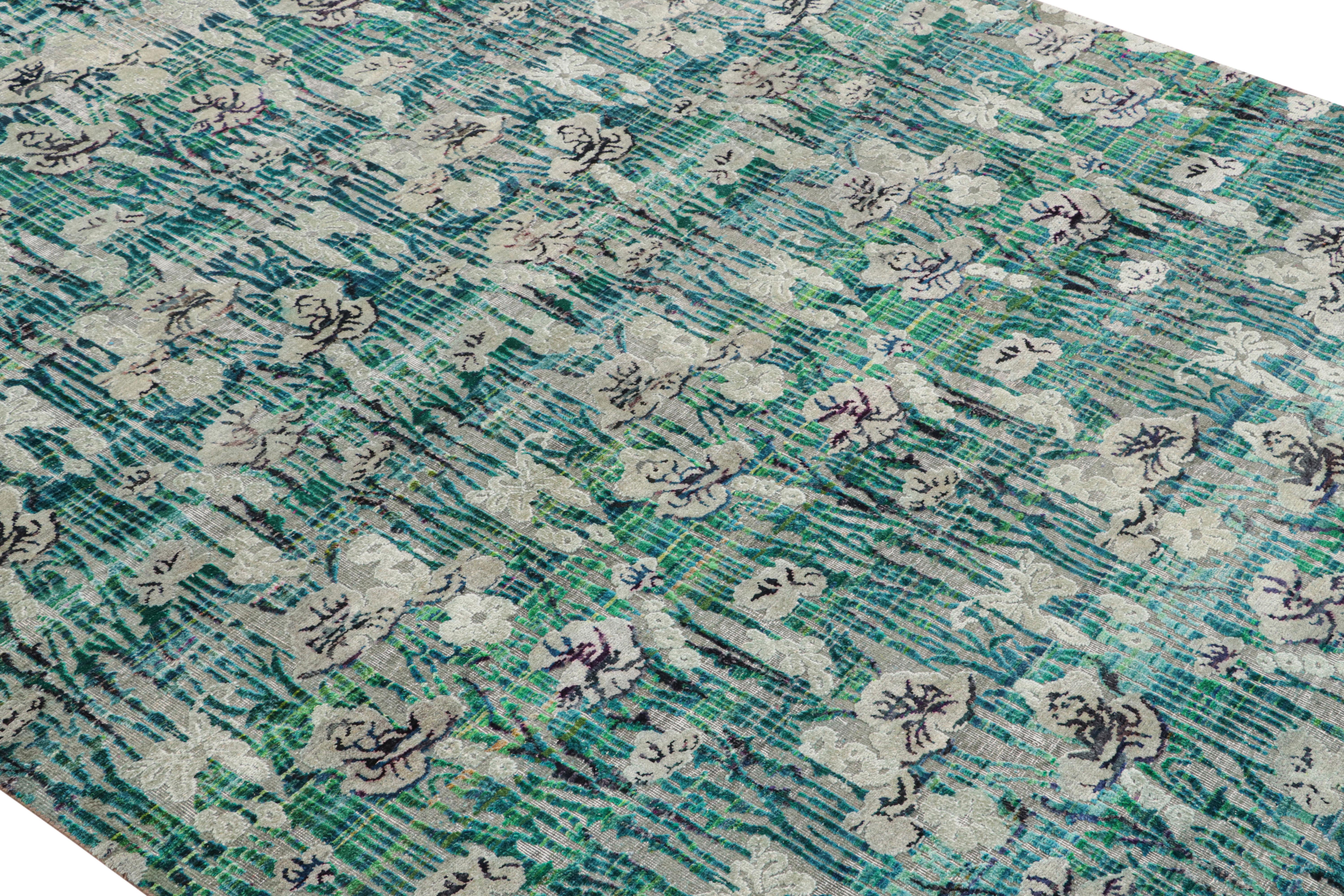 Annodato a mano in pura seta al 100%, questo tappeto floreale rappresenta l'ultima novità della collezione New & Modern di Rug & Kilim e l'approccio raffinato del team a un motivo texturale alto-basso attraverso un lavaggio confortevole. La