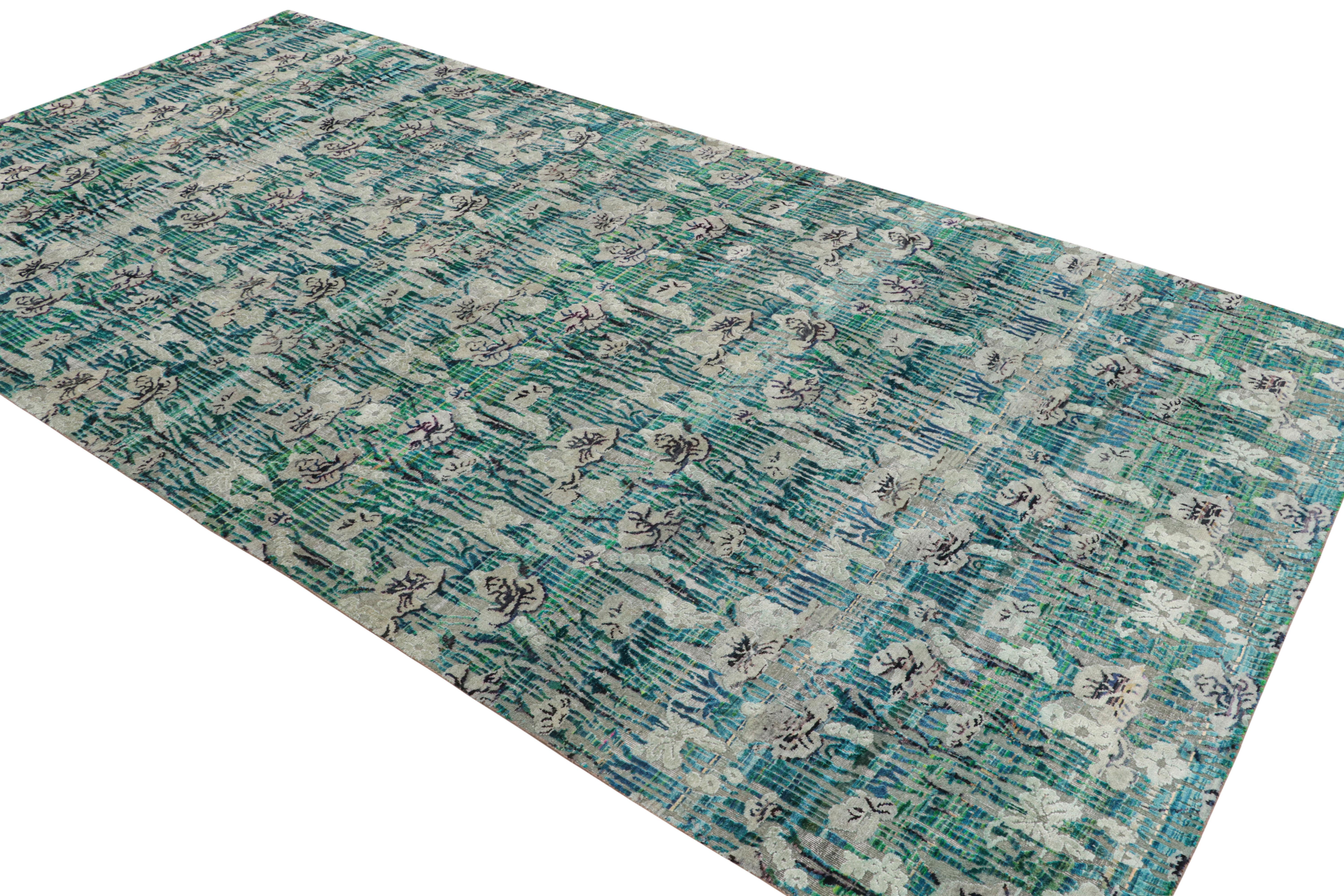 Moderno Rug & Kilim è un moderno tappeto floreale in seta annodato a mano con motivo verde, blu e grigio. in vendita