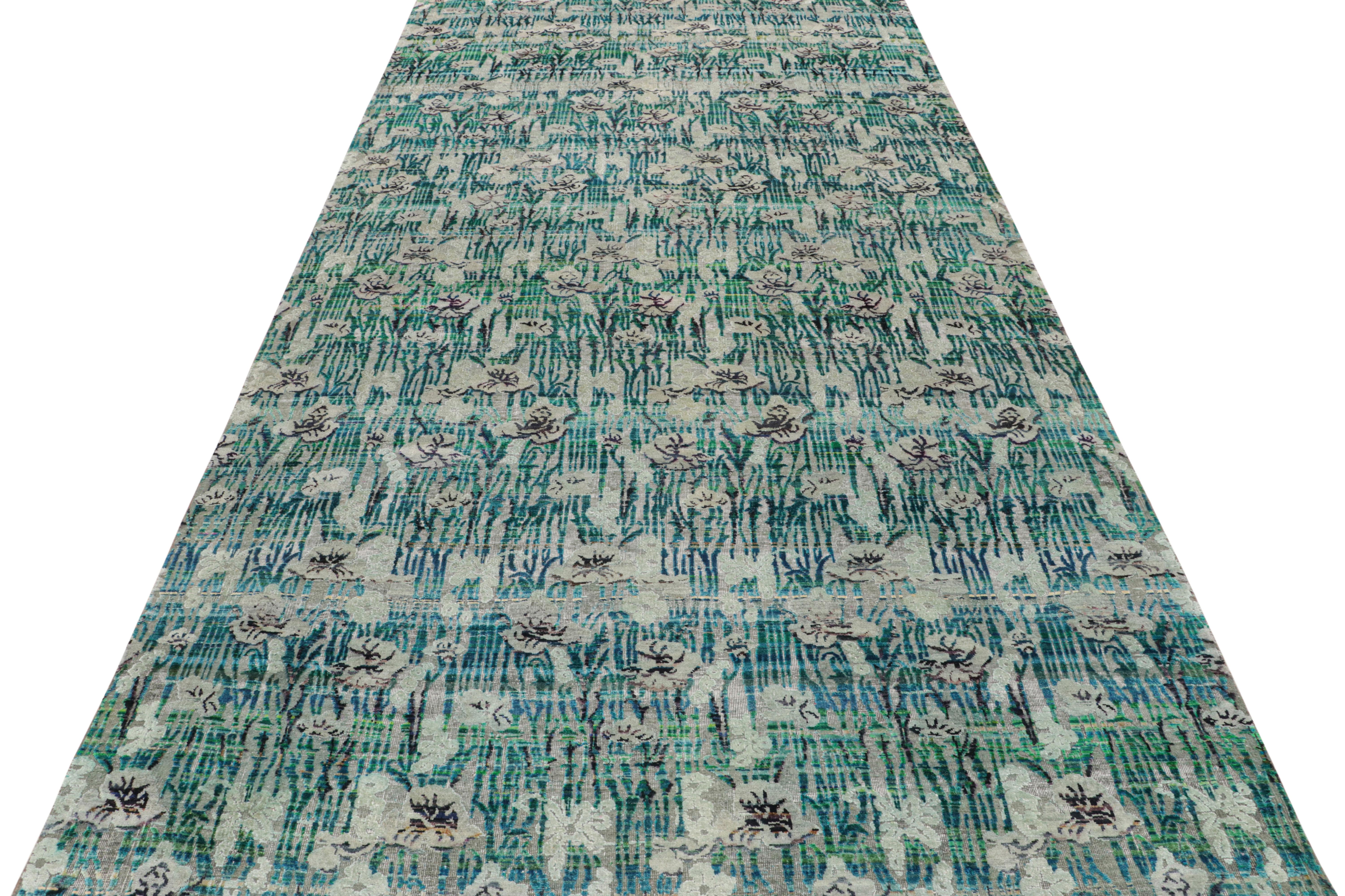 Indiano Rug & Kilim è un moderno tappeto floreale in seta annodato a mano con motivo verde, blu e grigio. in vendita