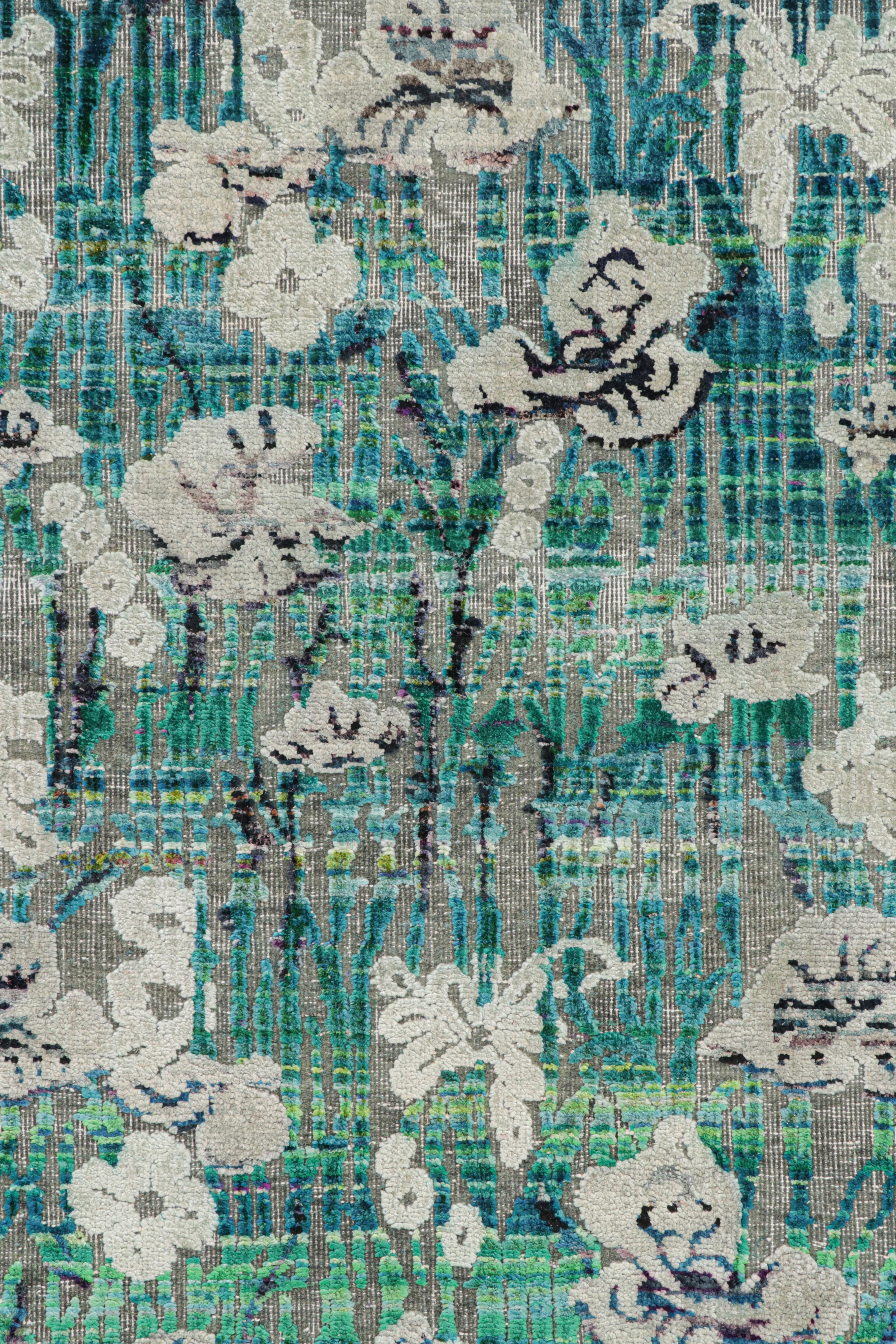 Annodato a mano Rug & Kilim è un moderno tappeto floreale in seta annodato a mano con motivo verde, blu e grigio. in vendita