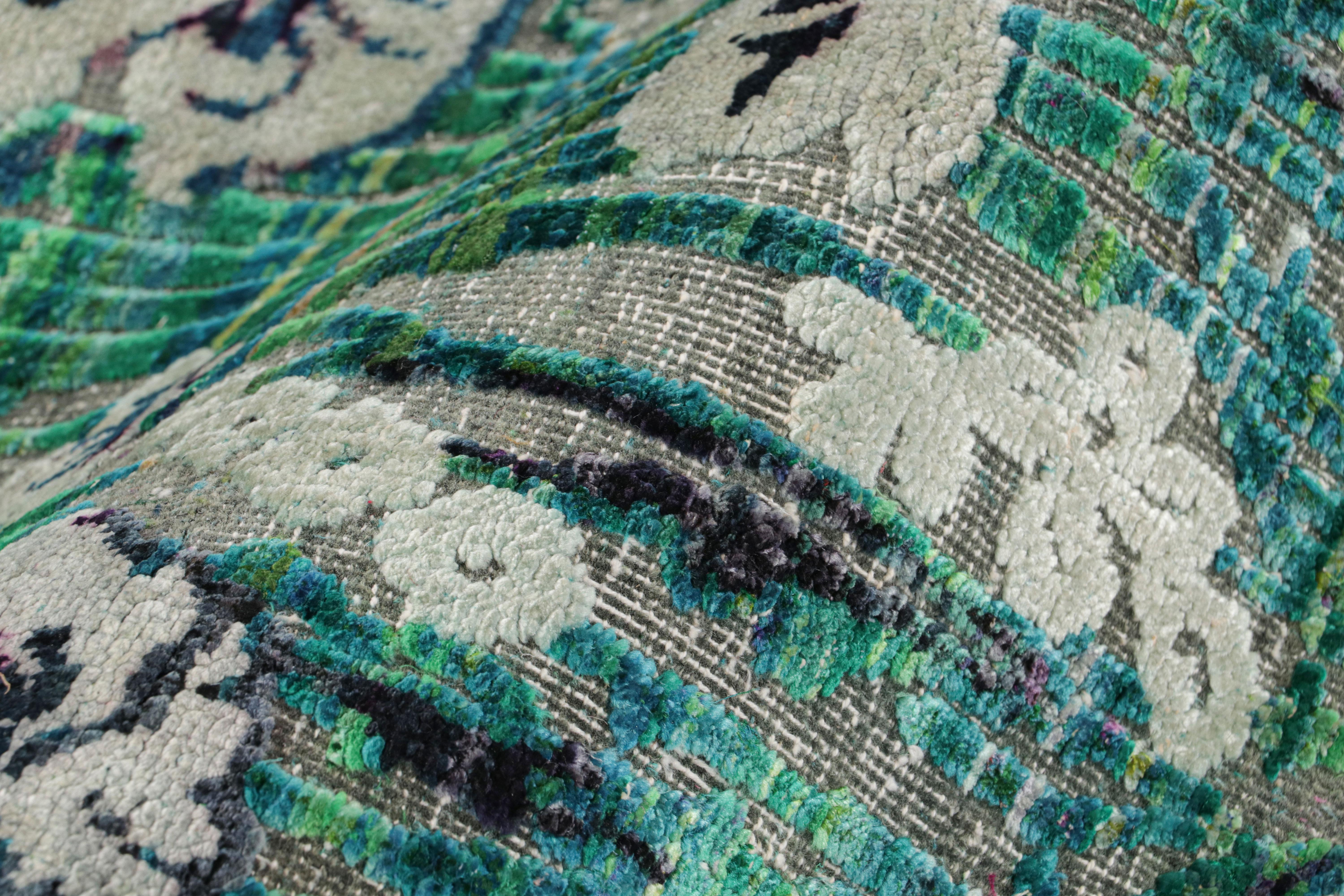 Rug & Kilim è un moderno tappeto floreale in seta annodato a mano con motivo verde, blu e grigio. In condizioni Nuovo in vendita a Long Island City, NY