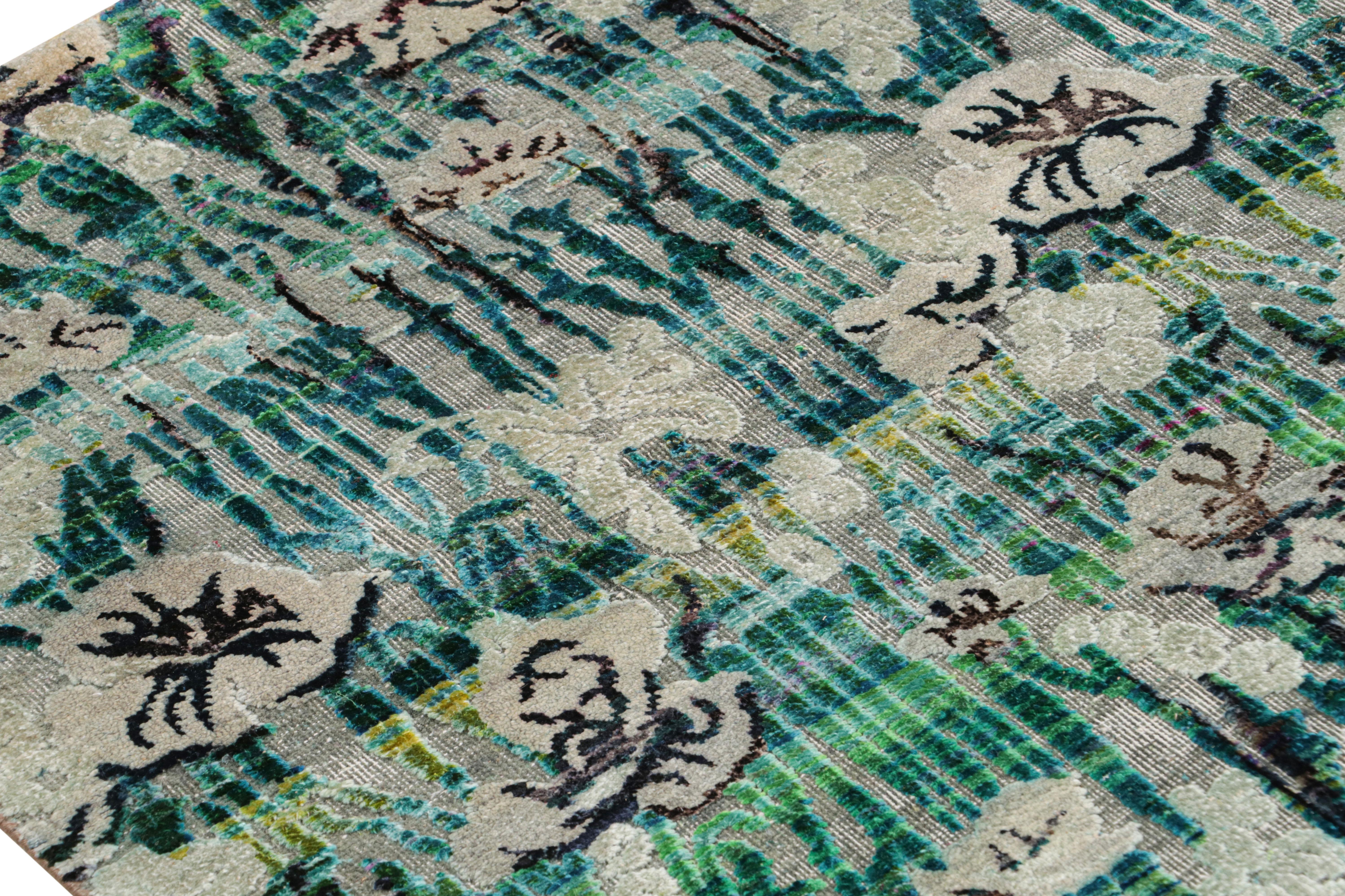 XXI secolo e contemporaneo Rug & Kilim è un moderno tappeto floreale in seta annodato a mano con motivo verde, blu e grigio. in vendita