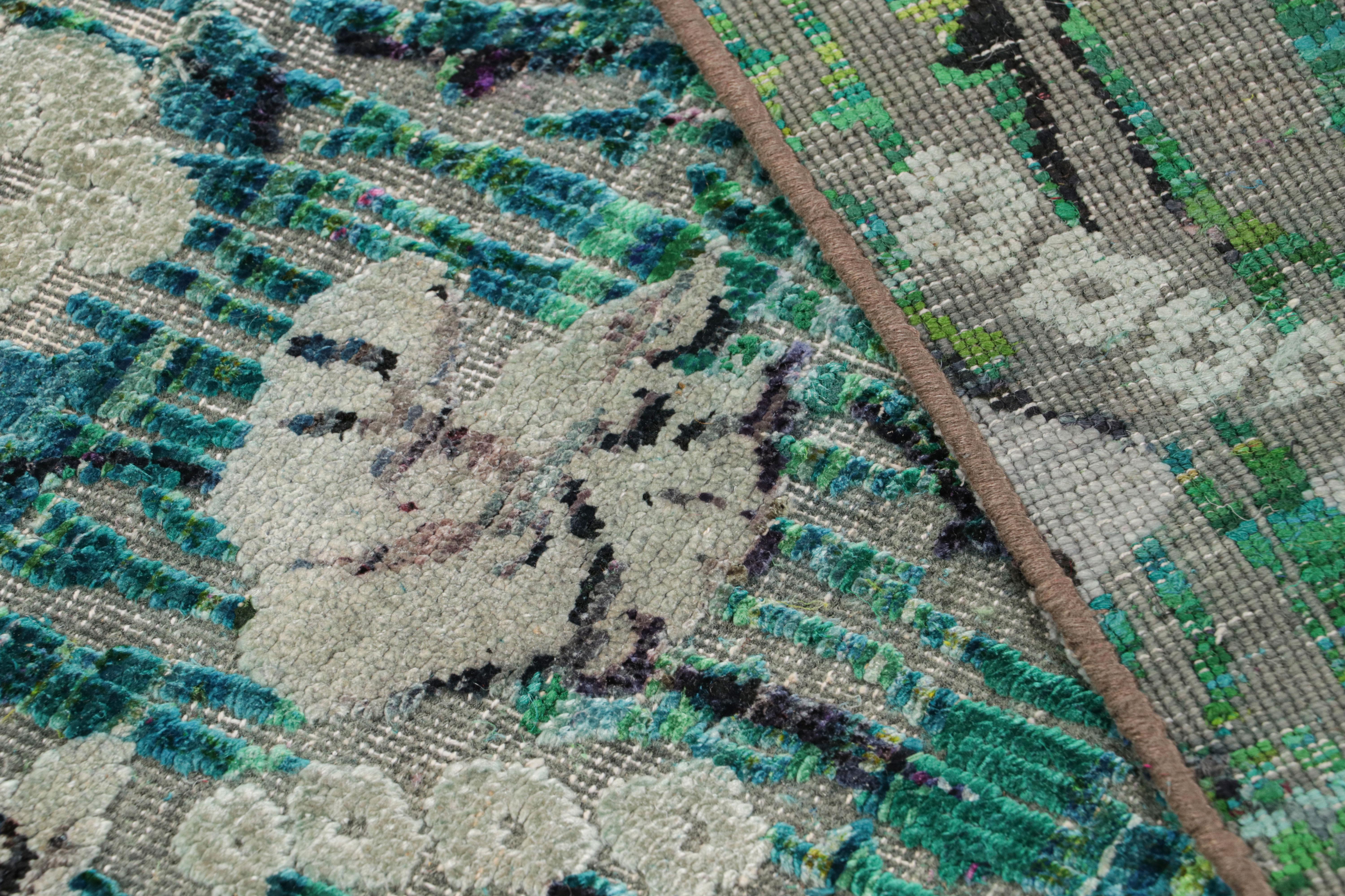 Seta Rug & Kilim è un moderno tappeto floreale in seta annodato a mano con motivo verde, blu e grigio. in vendita