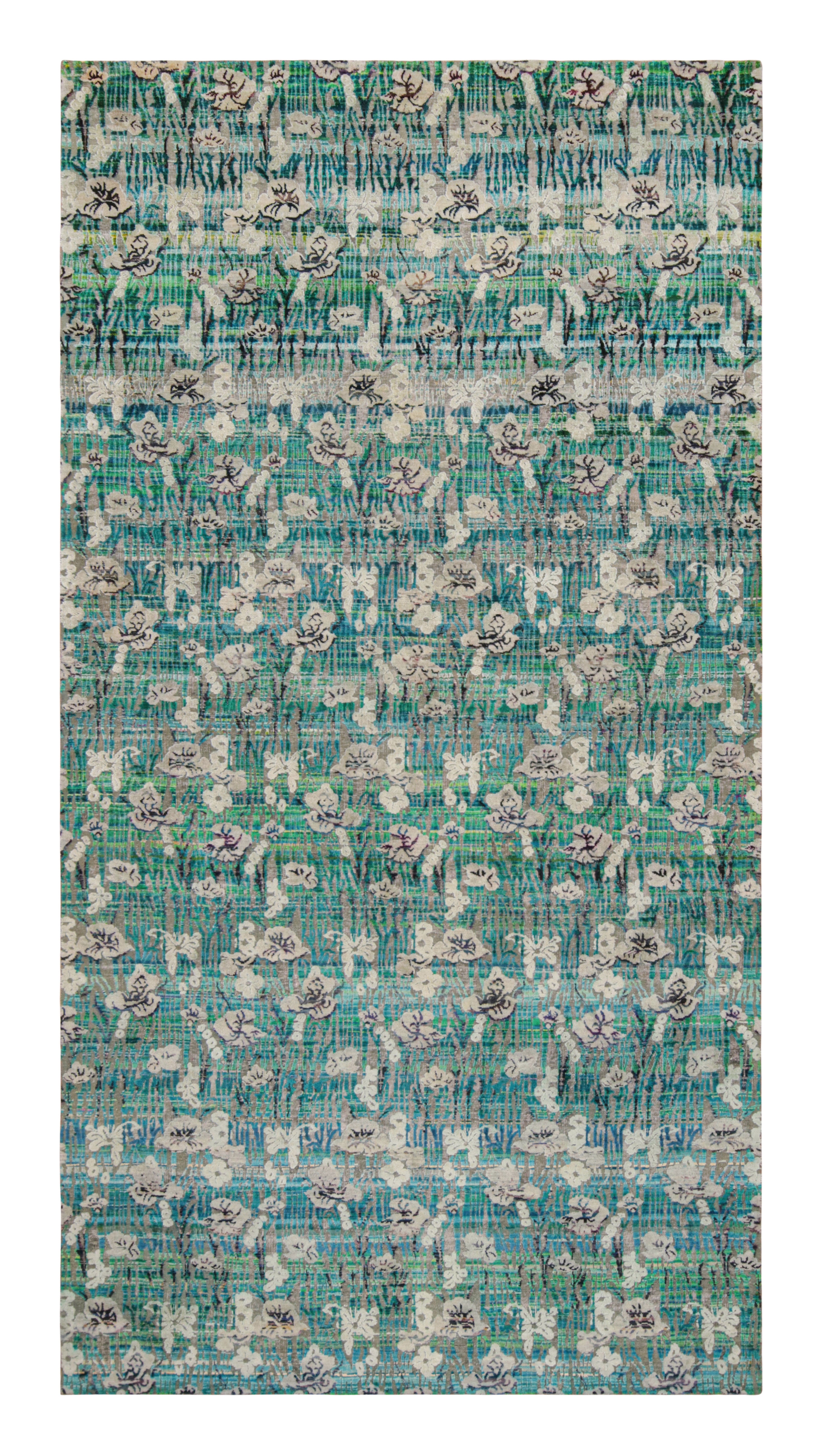 Tapis moderne en soie nouée à la main à motifs floraux vert, bleu et gris de Kilim
