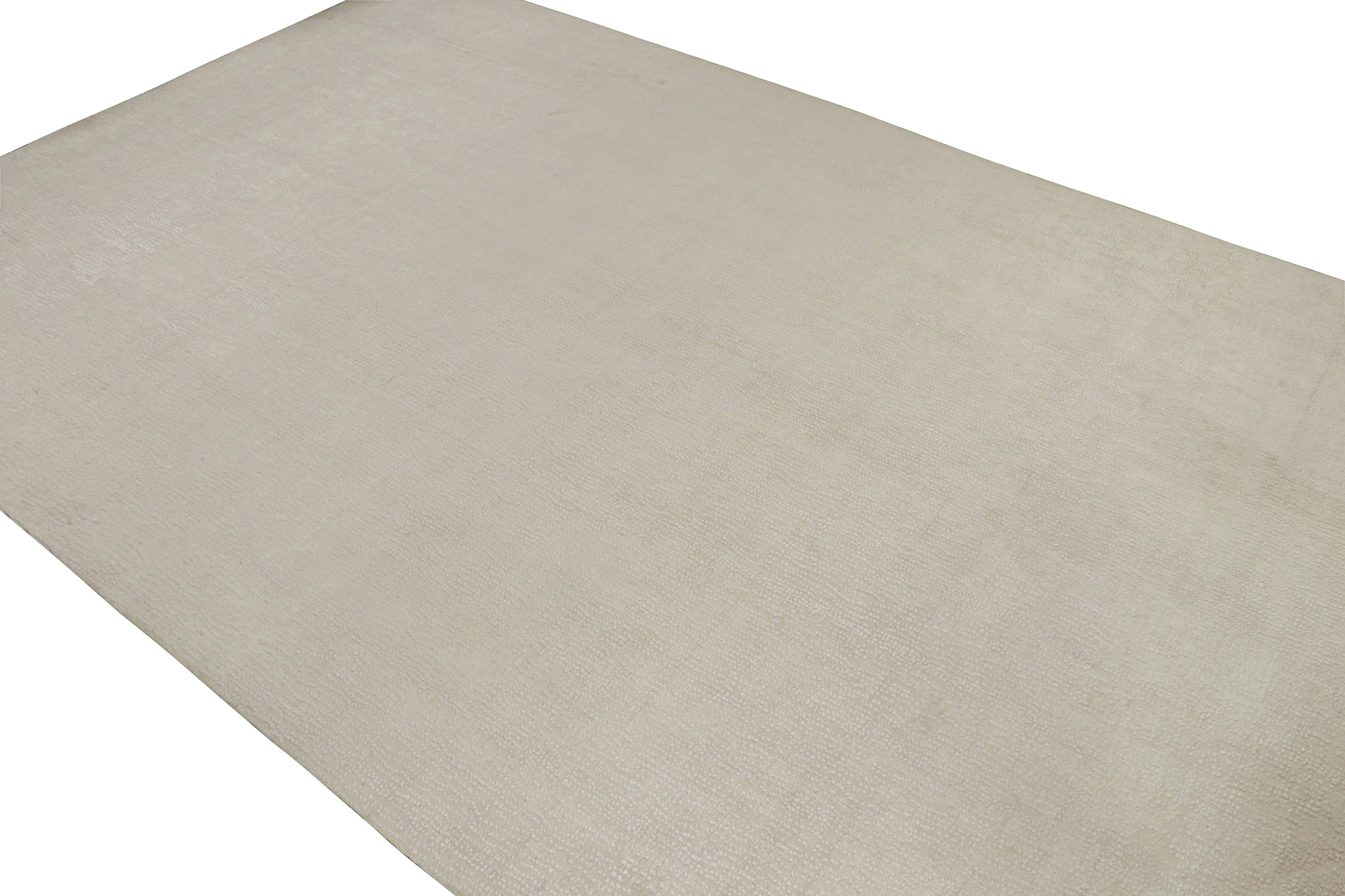 Annodato a mano Rug & Kilim: un tappeto moderno con texture alta e bassa in bianco sporco in vendita