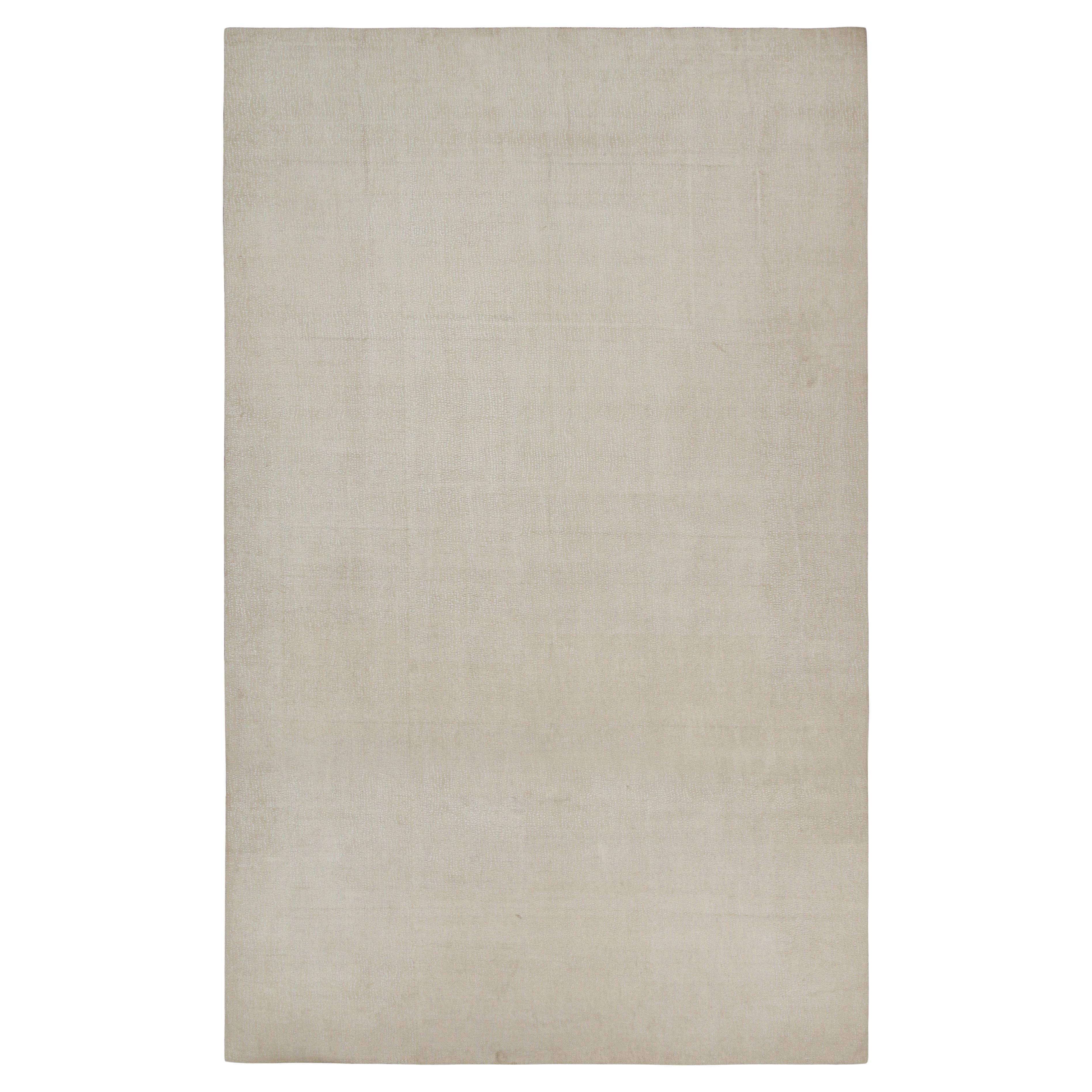 Rug & Kilim: un tappeto moderno con texture alta e bassa in bianco sporco