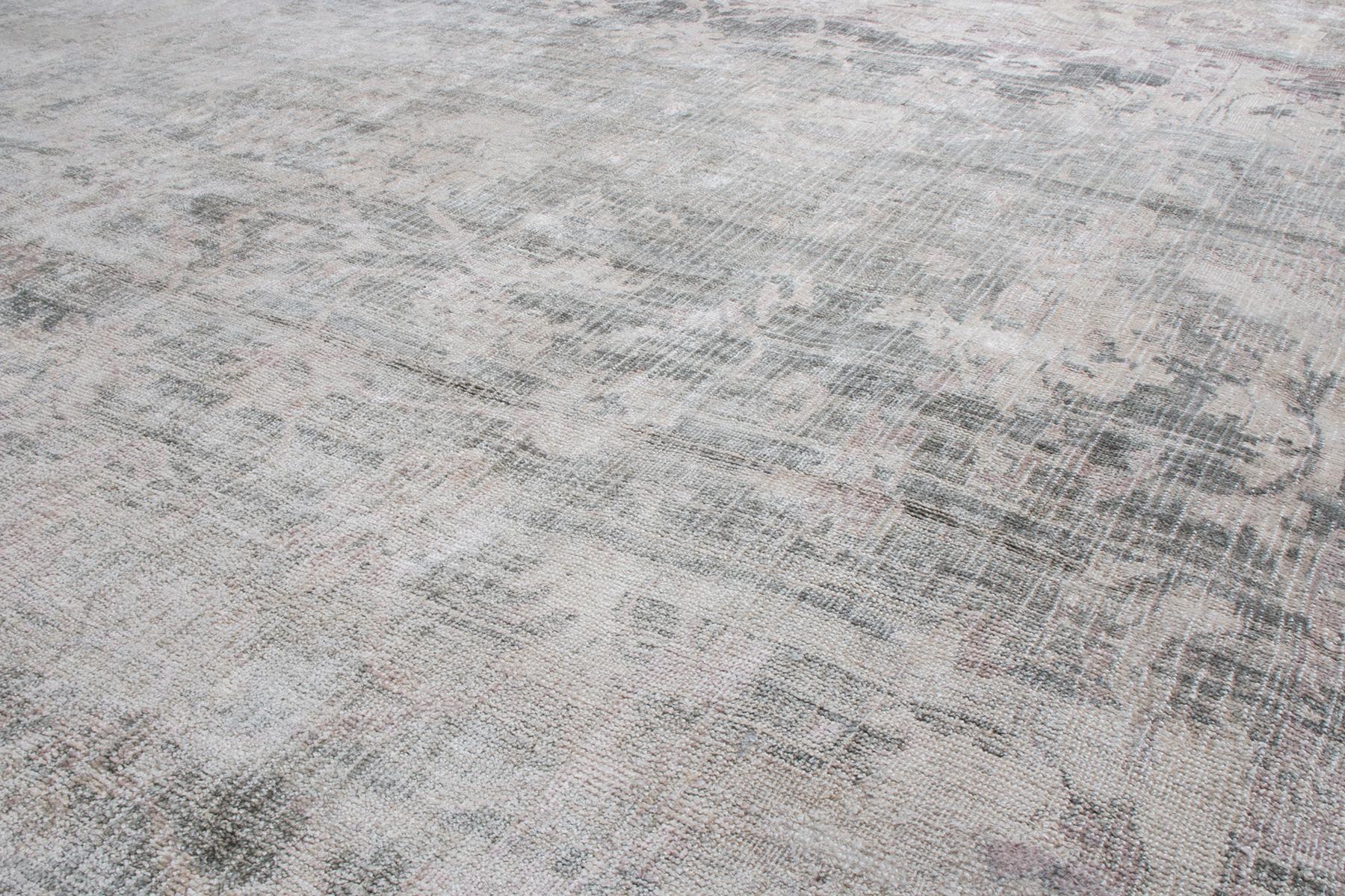Moderner elfenbeinfarbener und grauer Teppich aus Wolle und Seide von Teppich & Kilims (Indisch) im Angebot