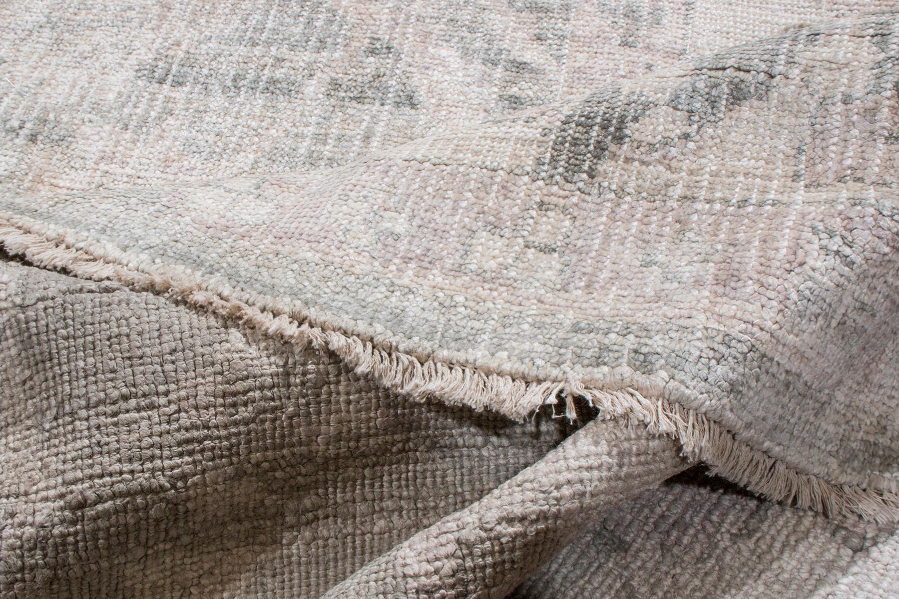 Moderner elfenbeinfarbener und grauer Teppich aus Wolle und Seide von Teppich & Kilims im Zustand „Neu“ im Angebot in Long Island City, NY