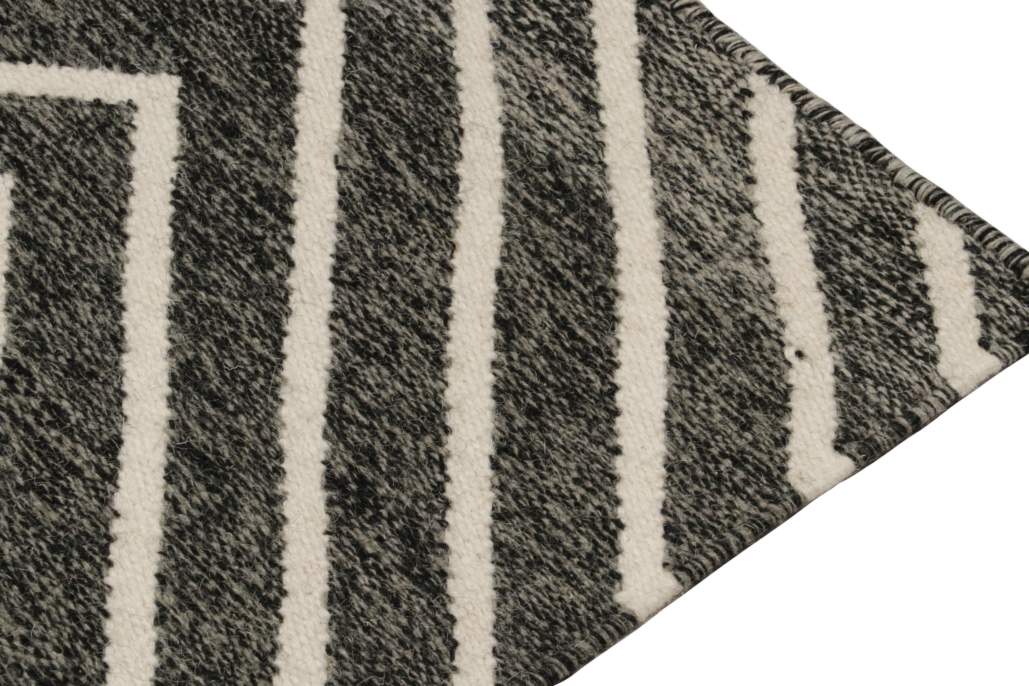 Tissé à la main Rug & Kilim’s Modern Kilim Accent Rug in Gray with White Diamond Patterns en vente