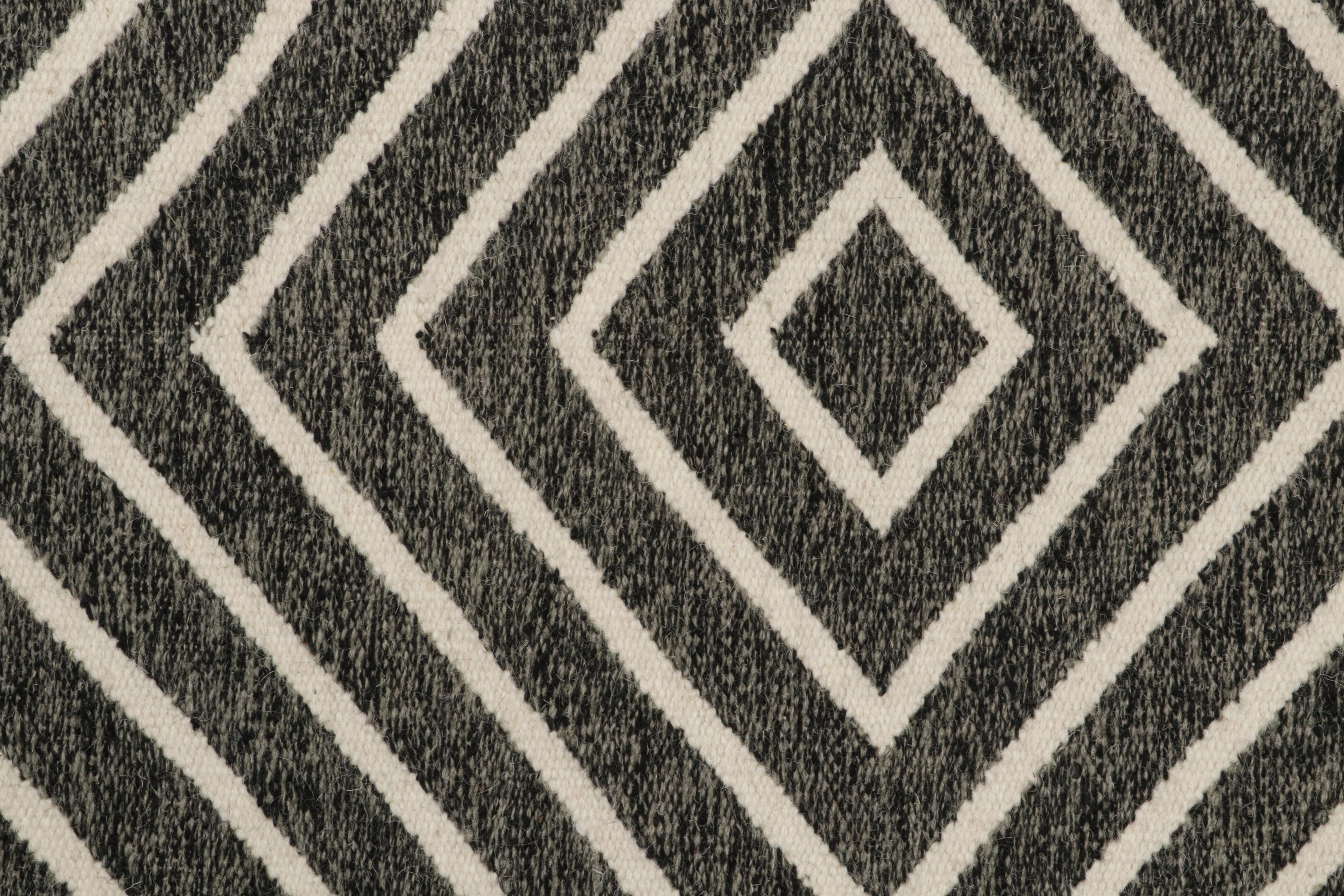 Contemporary Rug & Kilim’s Modern Kilim Accent Rug in Gray with White Diamond Patterns For Sale