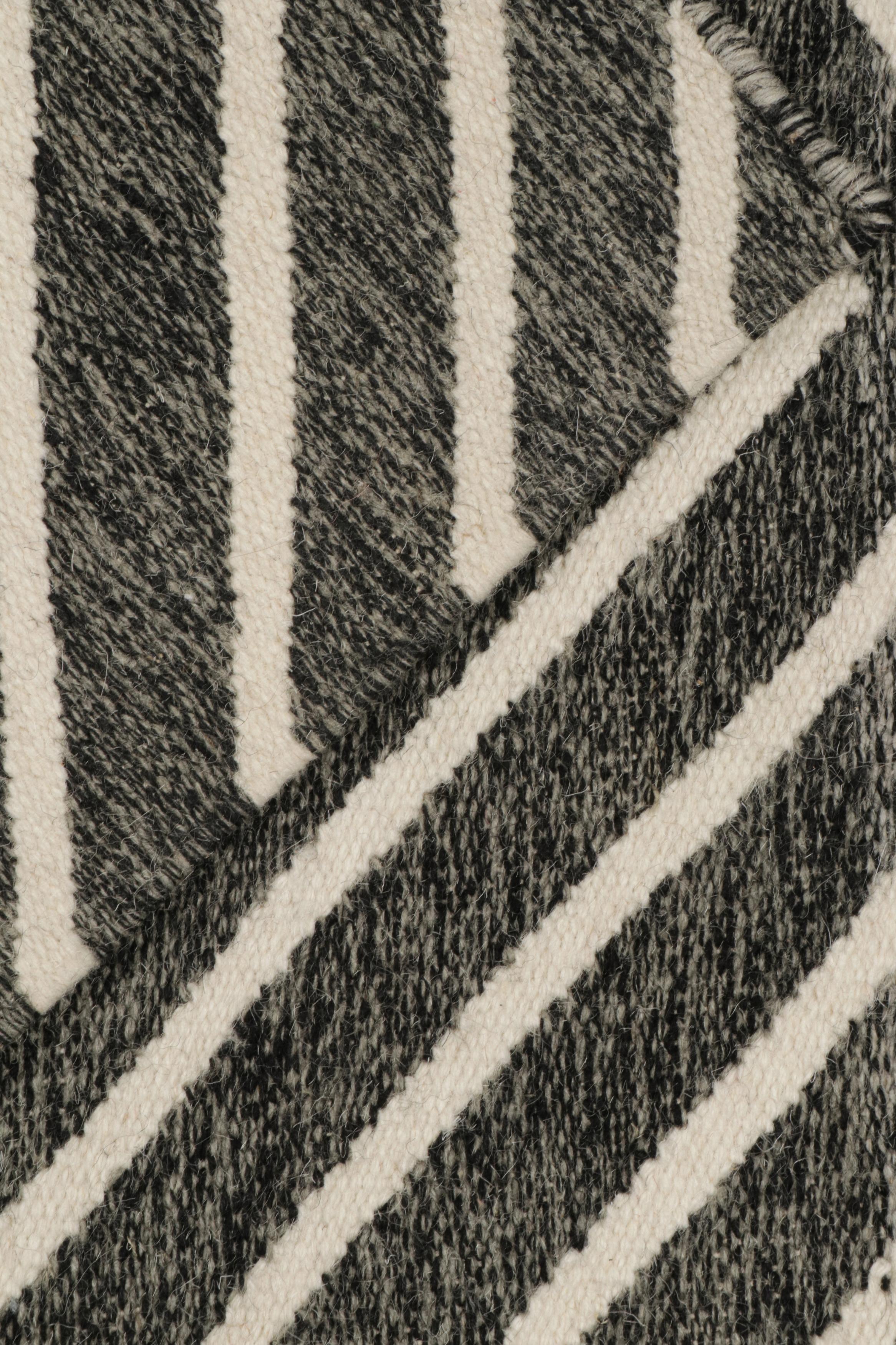 Alfombra de acento moderna Rug & Kilim en gris con rombos blancos Siglo XXI y contemporáneo en venta