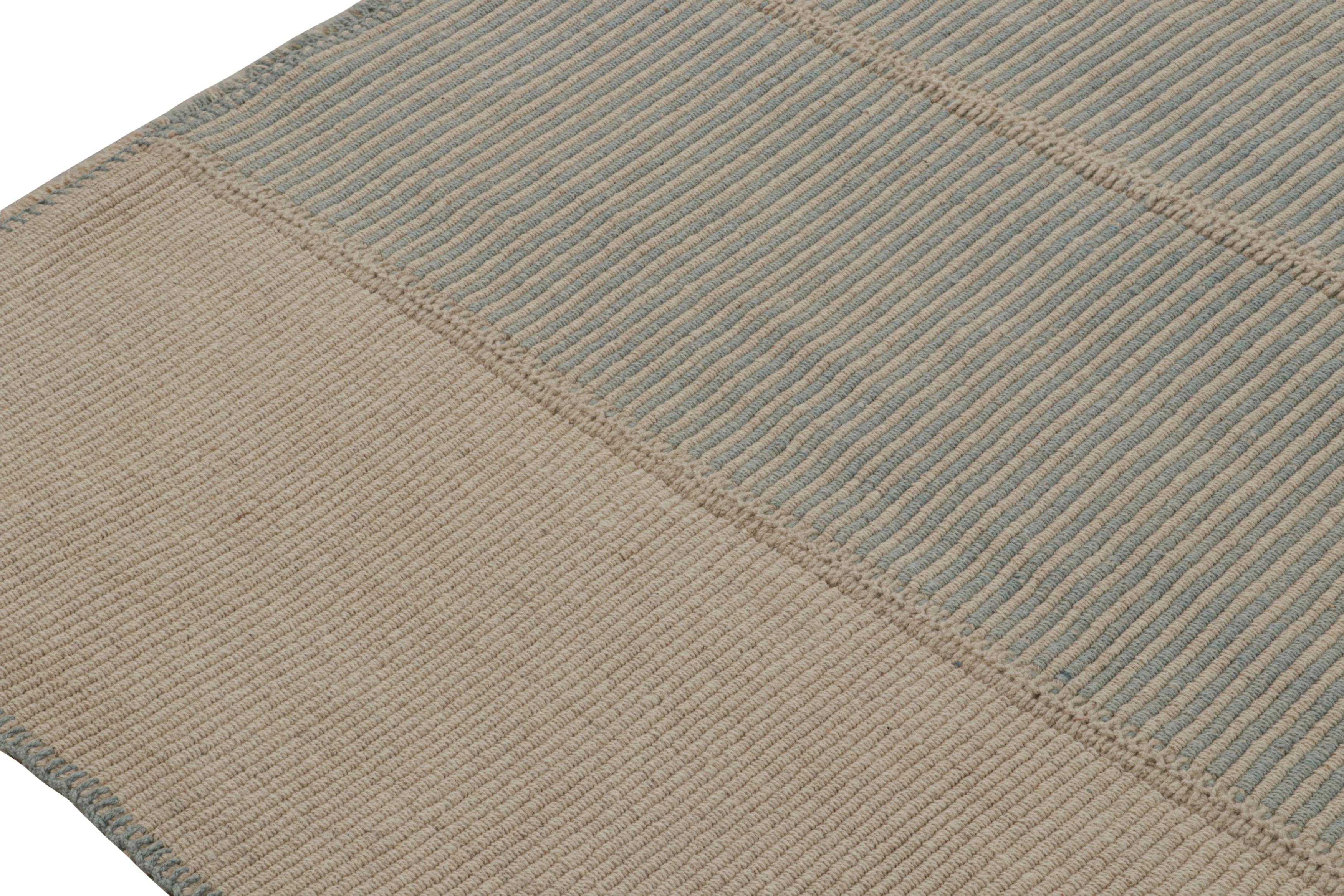 Tissé à la main Rug & Kilim's Modern Kilim in Beige & Blue Stripes (Kilim moderne avec des rayures beiges et bleues) en vente