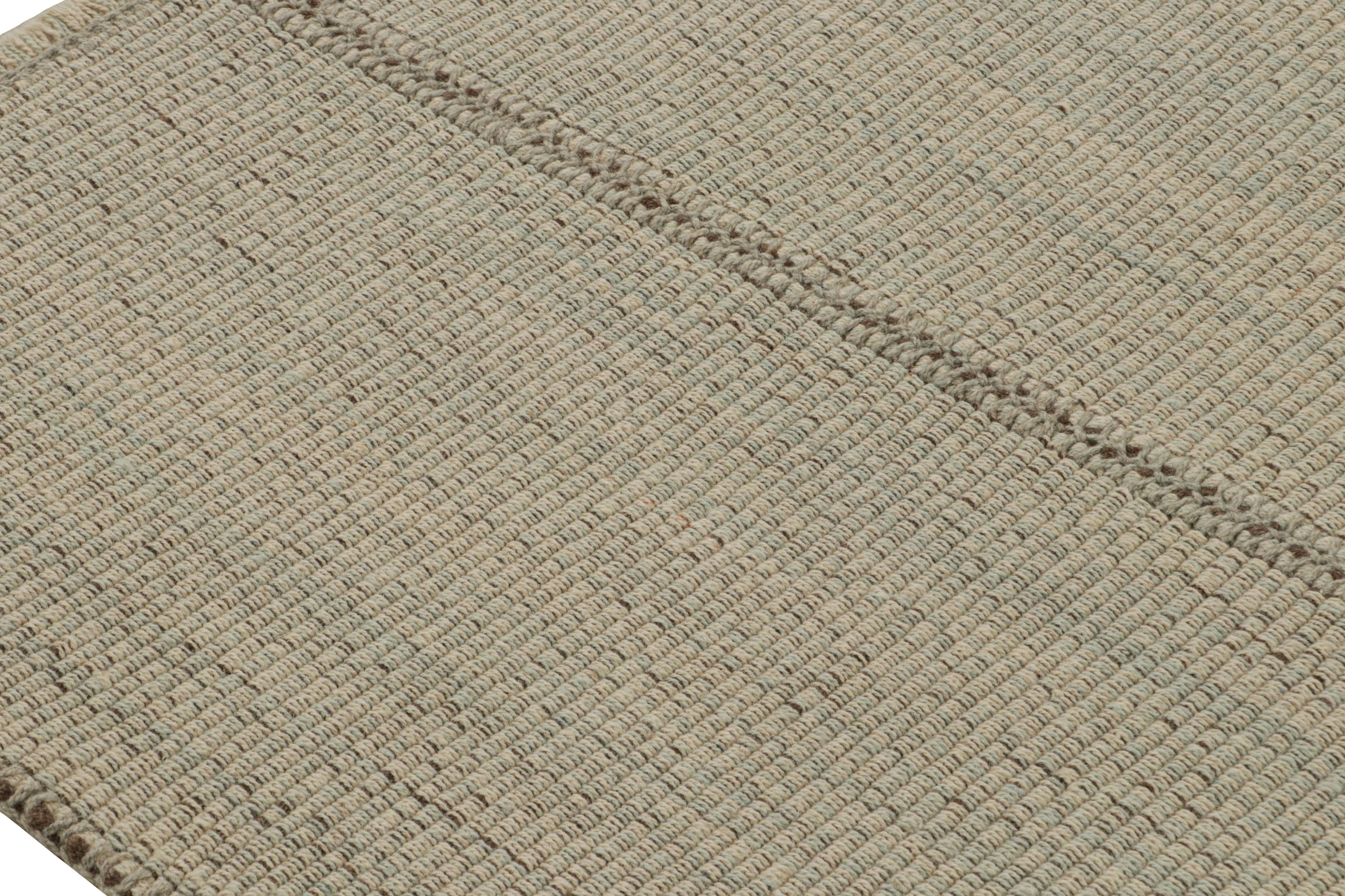 Tessuto a mano Rug & Kilim: Kilim moderno in beige-marrone con strisce e accenti in verde-grigio in vendita
