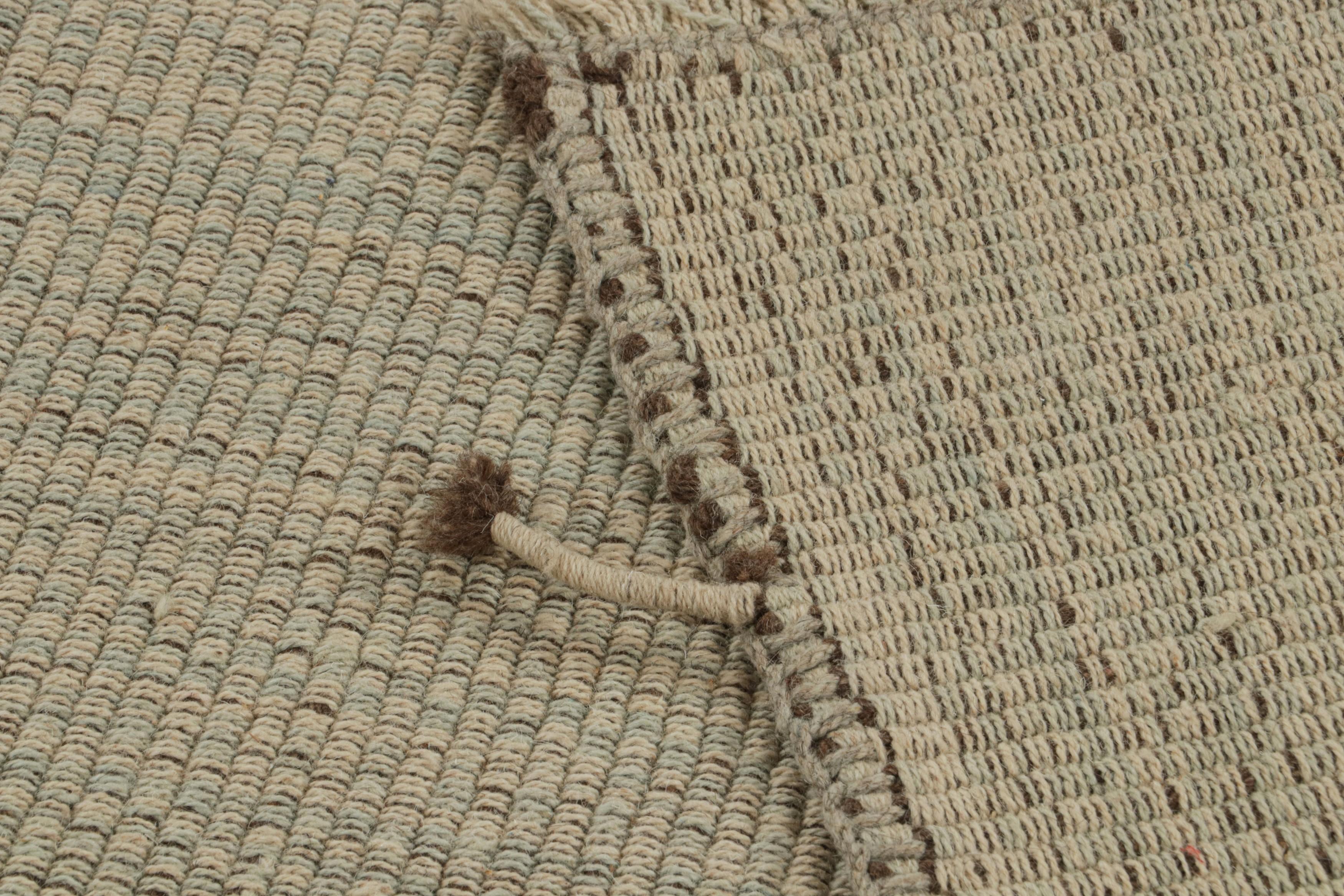 XXI secolo e contemporaneo Rug & Kilim: Kilim moderno in beige-marrone con strisce e accenti in verde-grigio in vendita