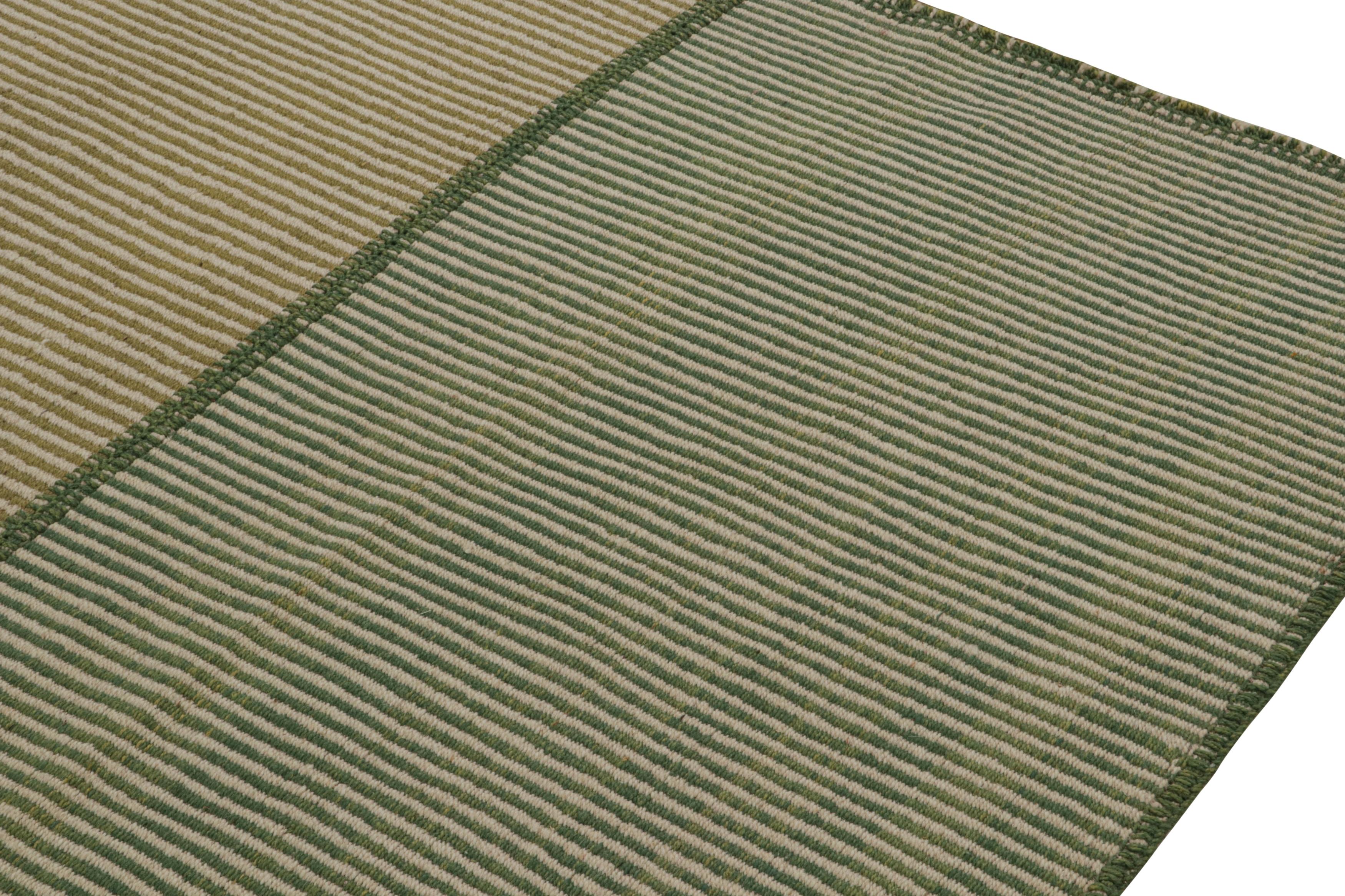 Rug & Kilim's Modern Kilim in Beige & Grün gestreift (Handgewebt) im Angebot