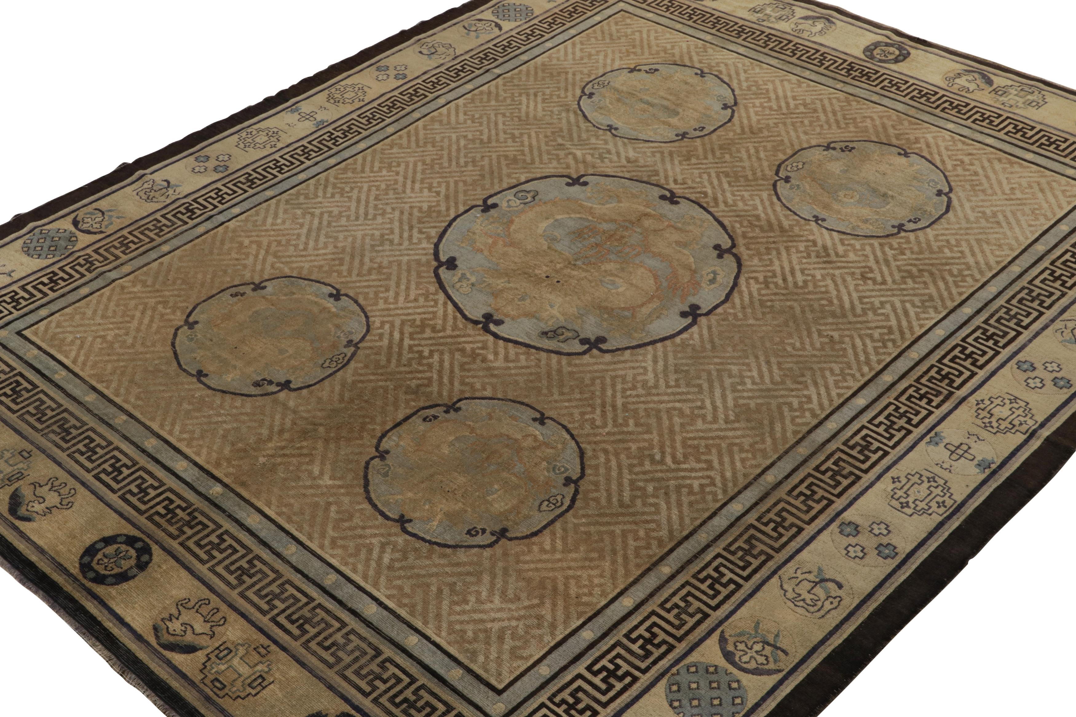 Noué à la main en laine vers 1890-1900, ce tapis chinois ancien de 8x9 est une pièce exceptionnellement rare de la Collection Rug & Kilim. 

Josh Nazmiyal, directeur de R&K, pense que cette pièce pourrait provenir de la région située entre la Chine