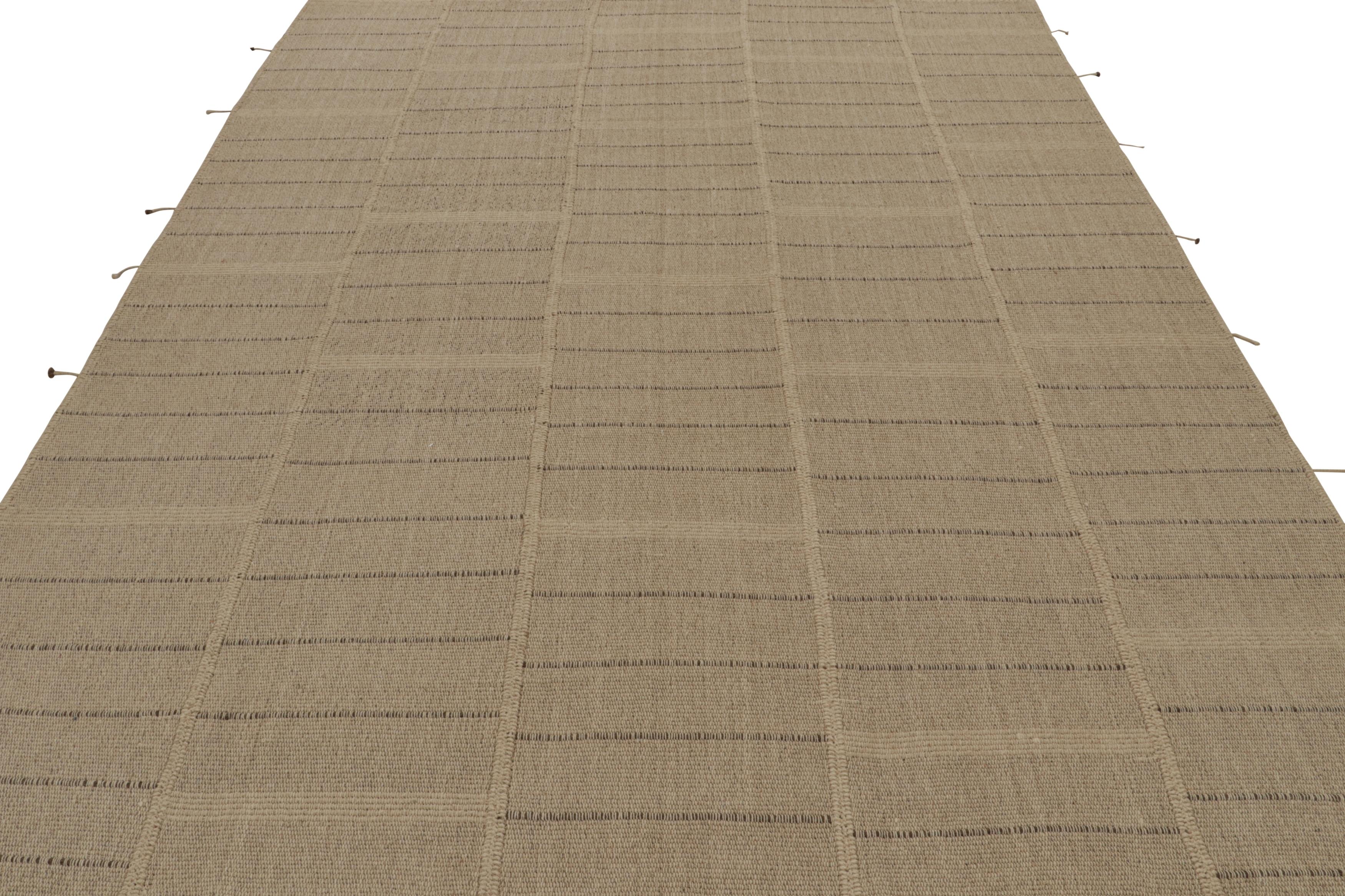Rug & Kilim's Modern Kilim in Beige & Rostorange gestreift mit Taupe-Akzenten (Moderne) im Angebot