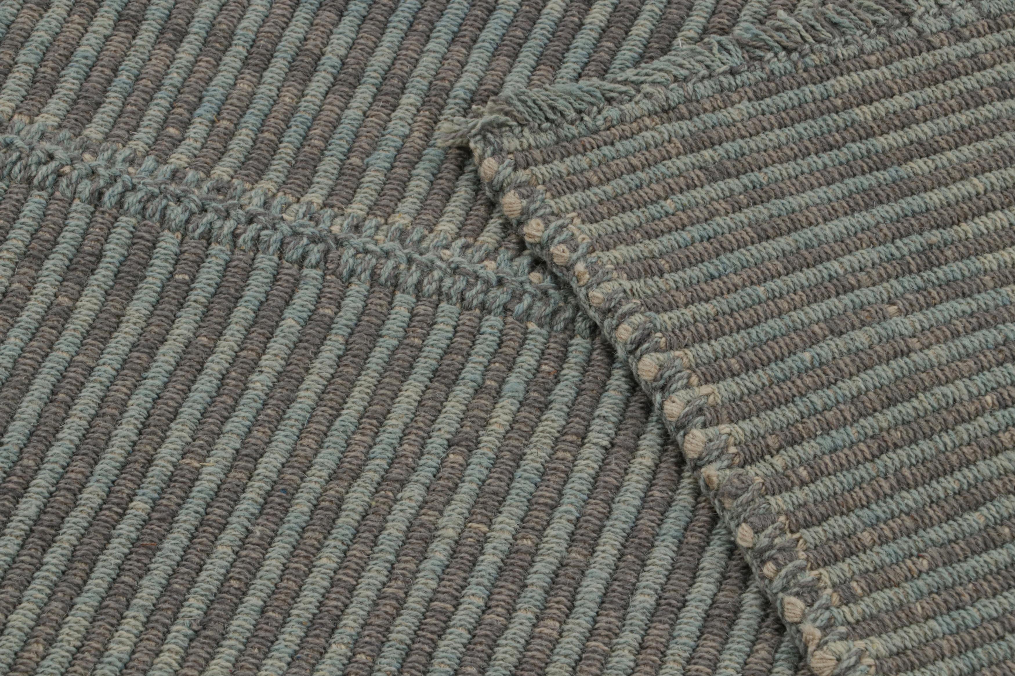 XXI secolo e contemporaneo Rug & Kilim: un kilim moderno a strisce grigie e blu in vendita