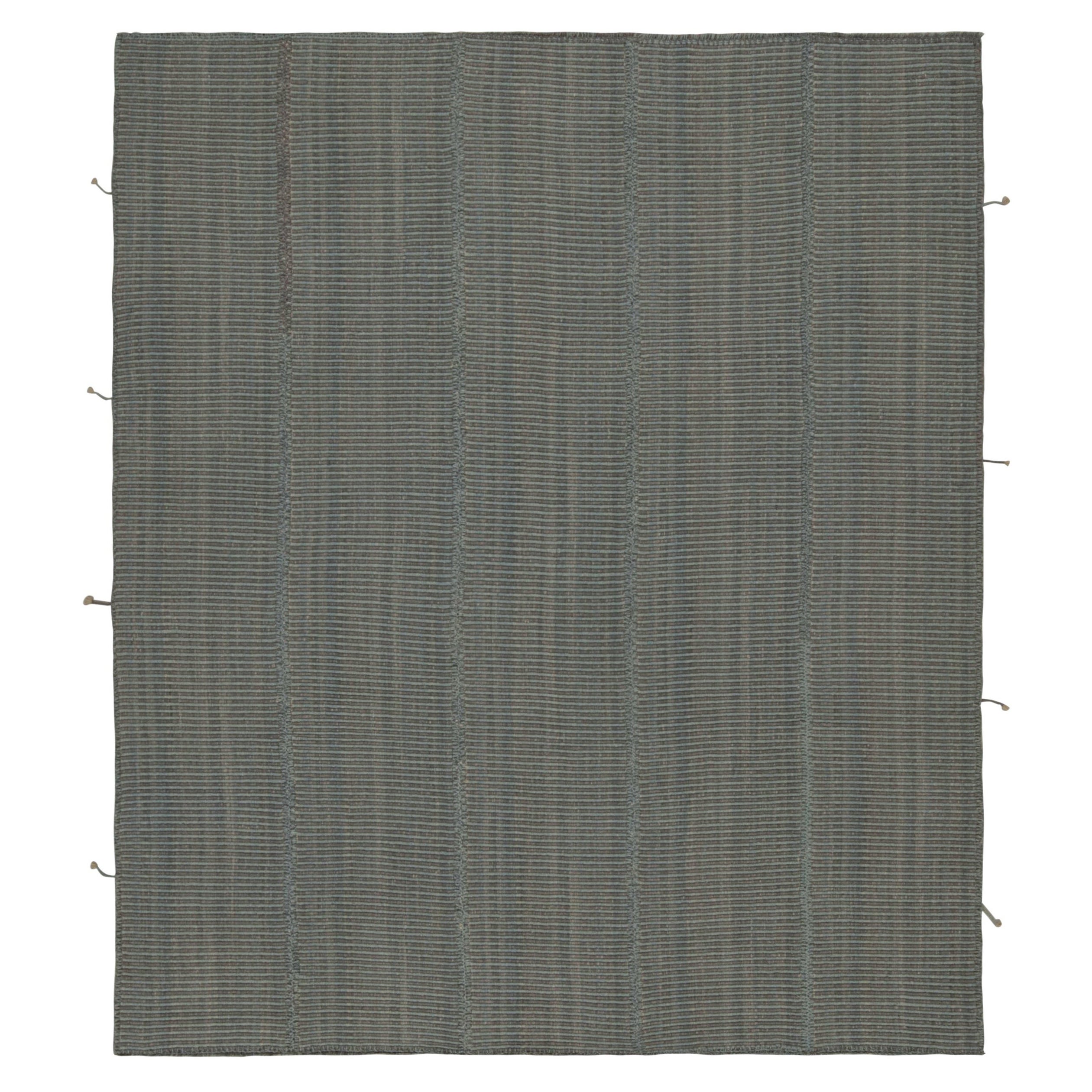 Rug & Kilim: un kilim moderno a strisce grigie e blu