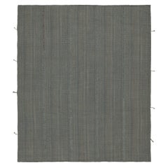 Rug & Kilim: un kilim moderno a strisce grigie e blu