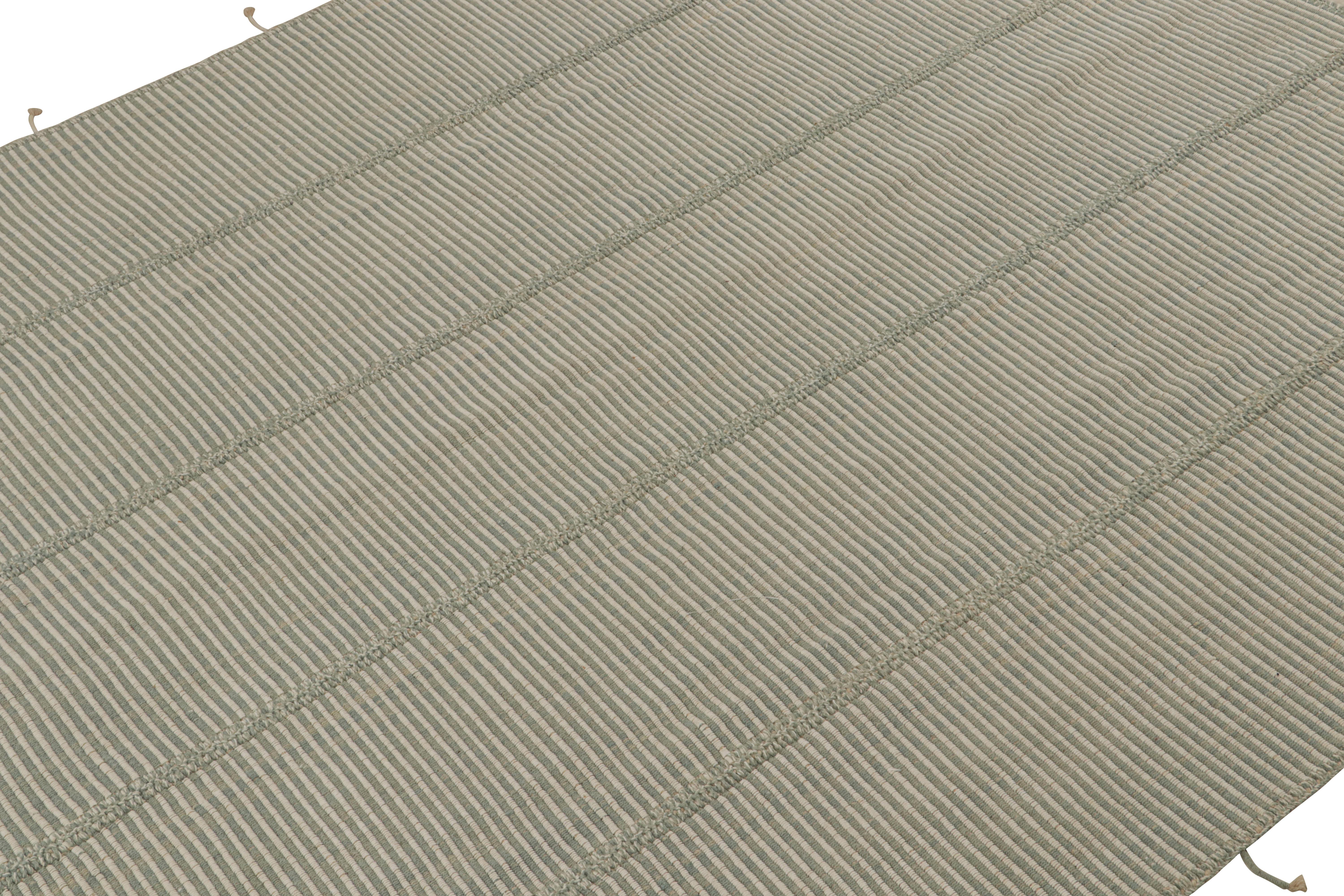 Moderner Kilim von Rug & Kilim in Grau mit Streifen und beige-blauen Akzenten (Handgewebt) im Angebot