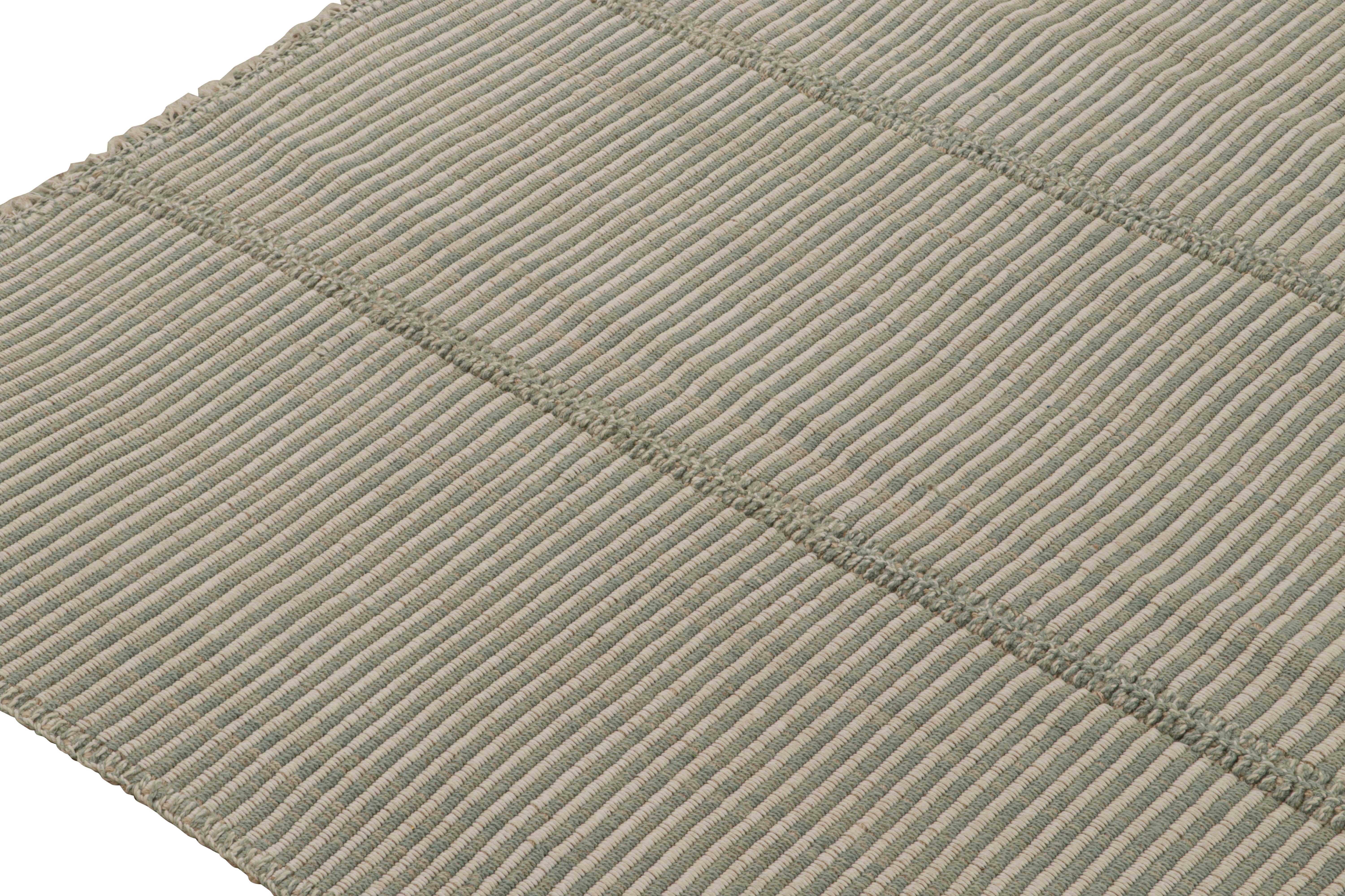 Tessuto a mano Rug & Kilim - Kilim moderno in grigio con strisce e accenti beige-blu in vendita