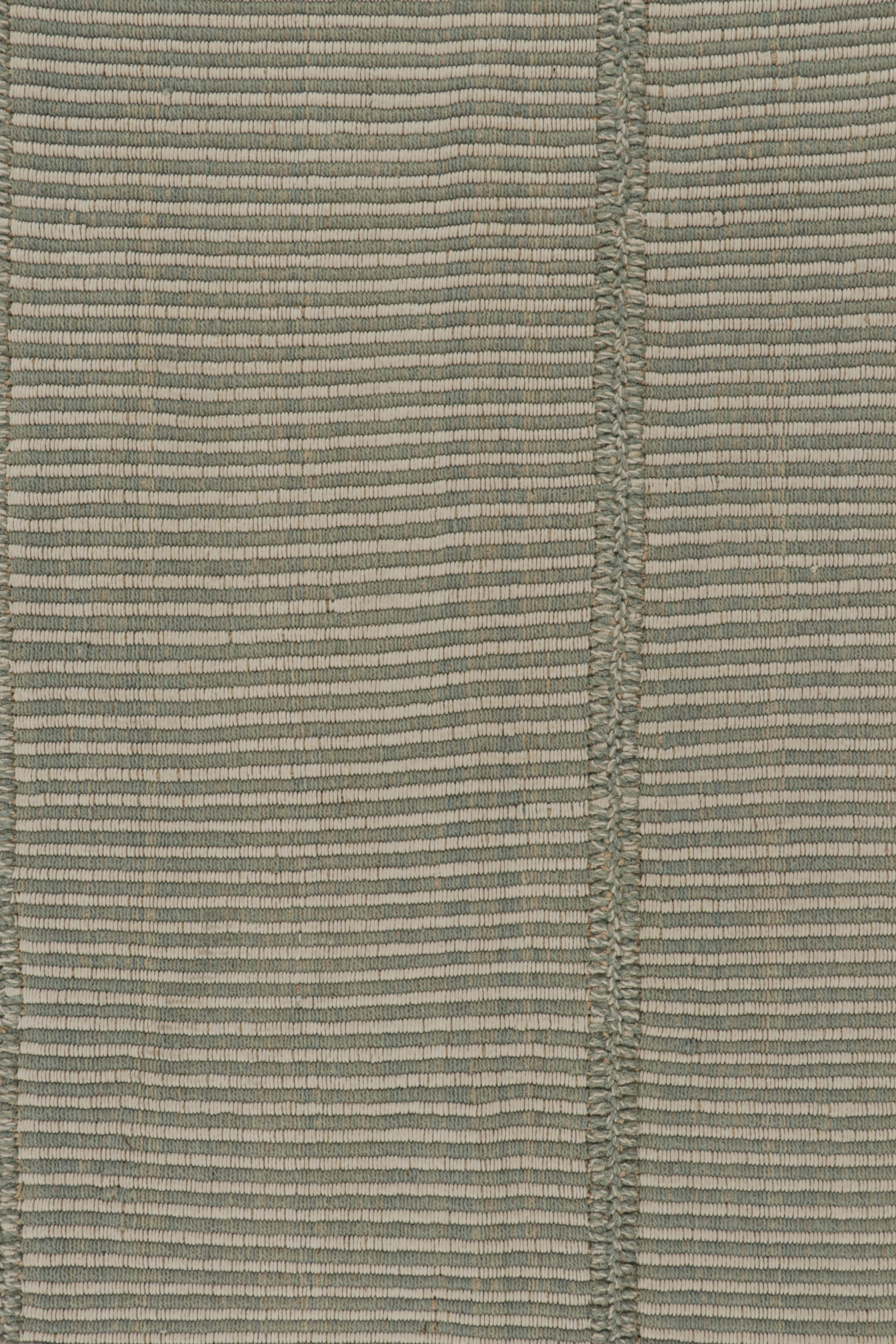Moderner Kilim von Rug & Kilim in Grau mit Streifen und beige-blauen Akzenten (21. Jahrhundert und zeitgenössisch) im Angebot