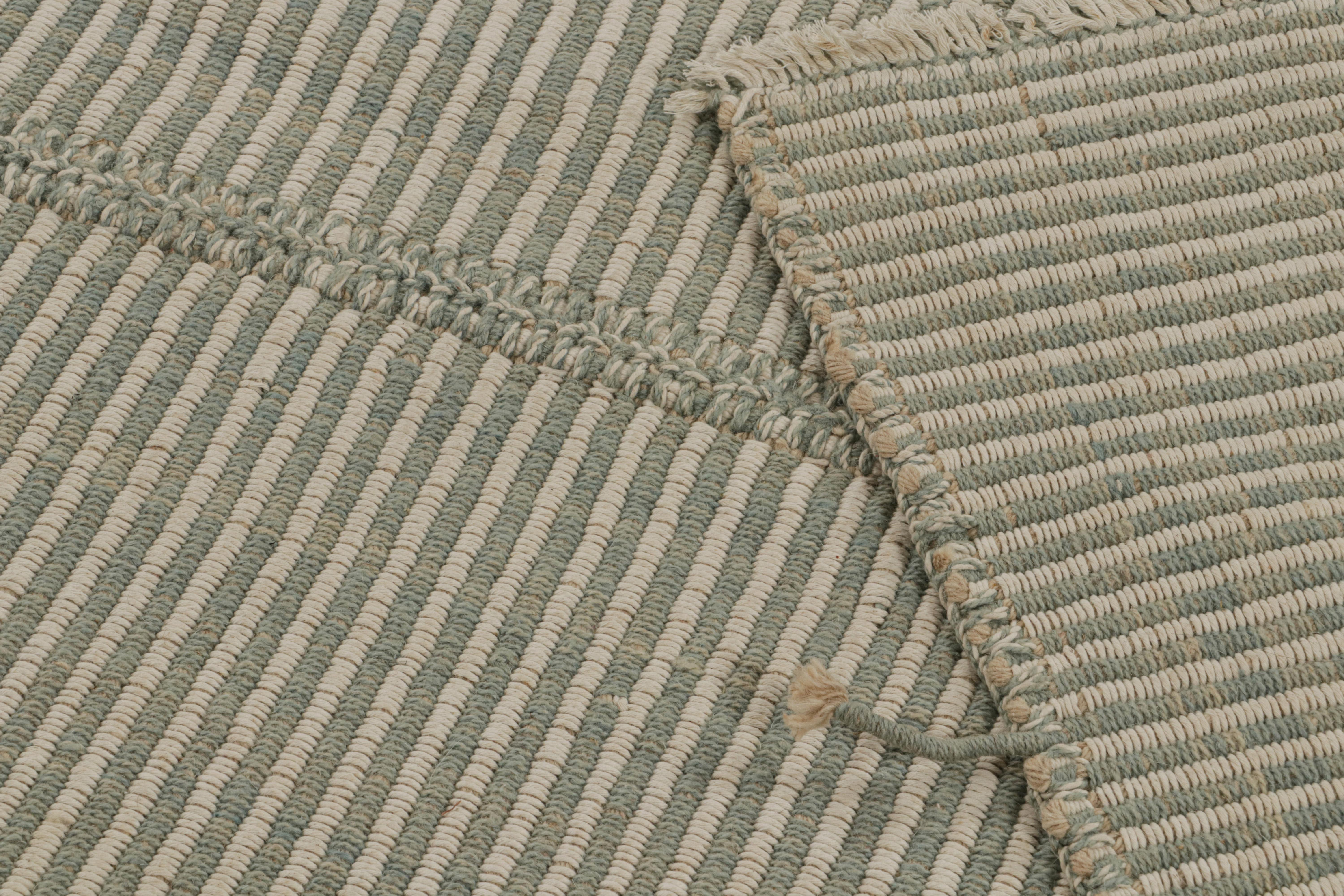 XXI secolo e contemporaneo Rug & Kilim - Kilim moderno in grigio con strisce e accenti beige-blu in vendita