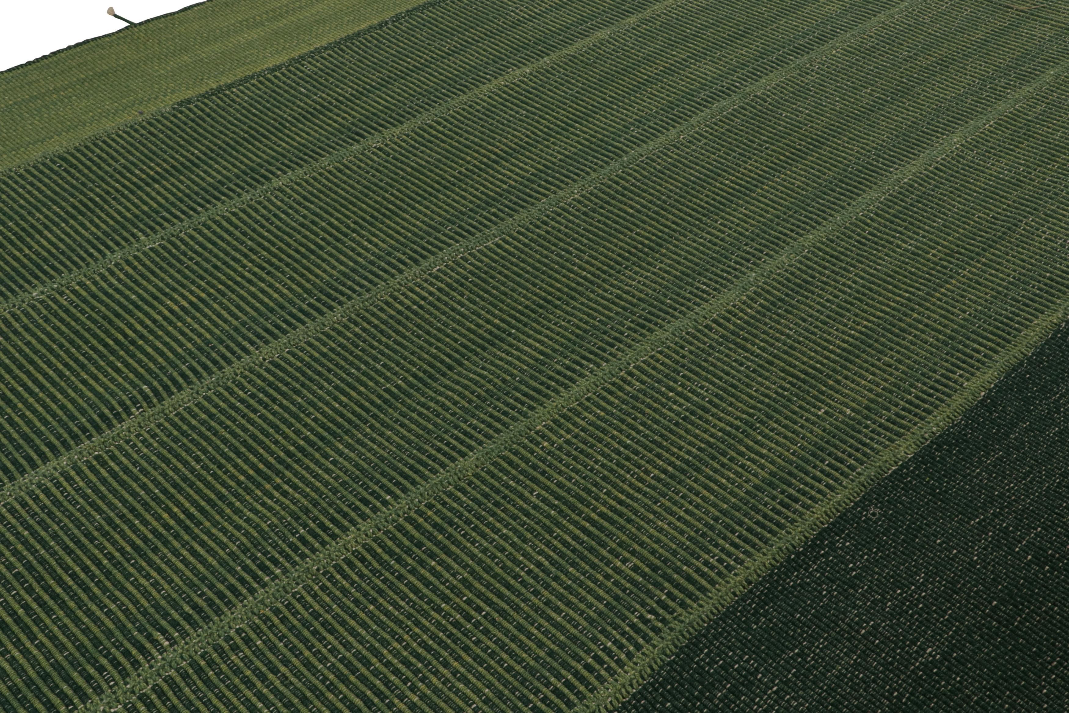 Modernes Kilim von Rug & Kilim in grünen Streifen mit Akzenten in Forest und Chartreuse (Handgewebt) im Angebot