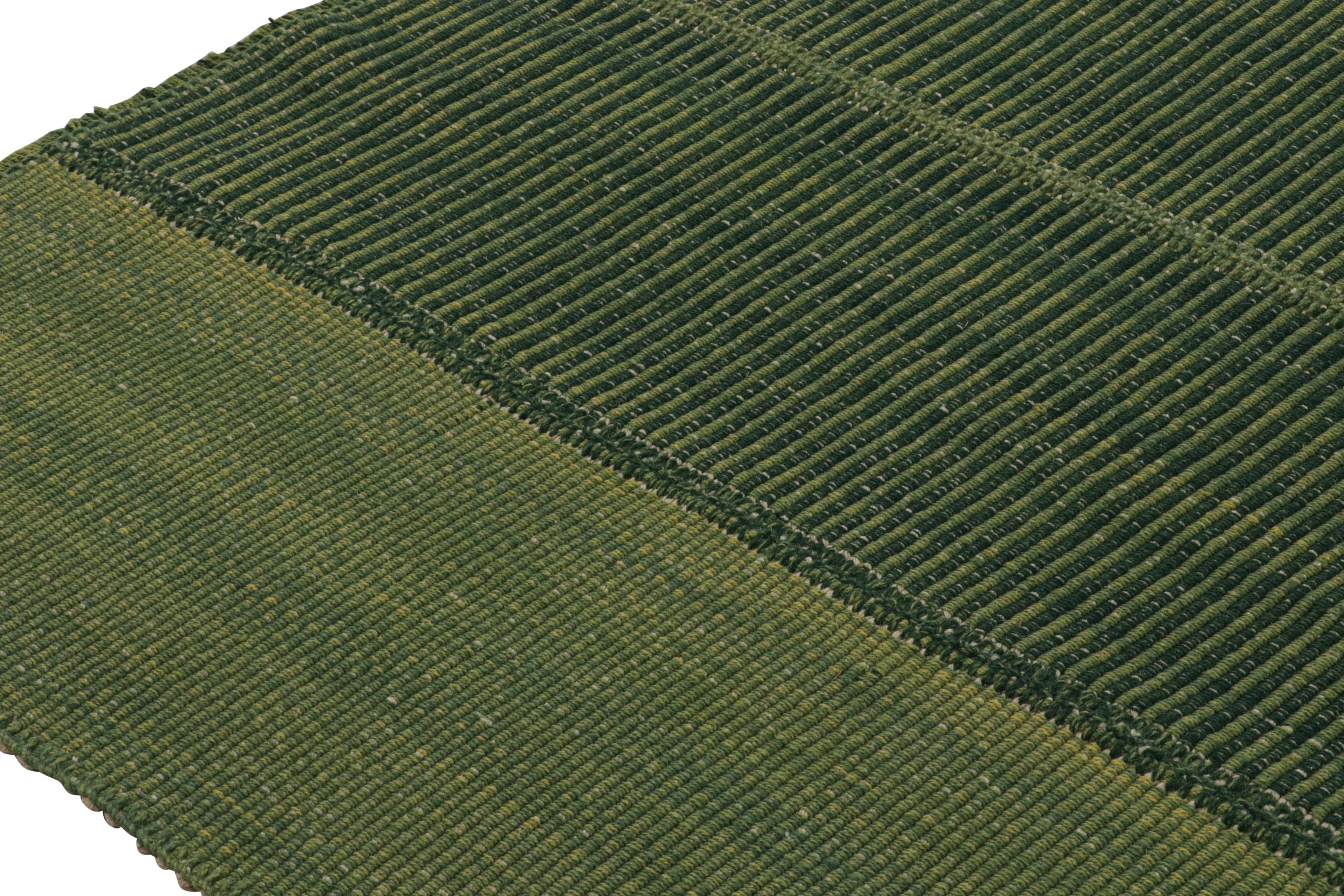 Modernes Kilim von Rug & Kilim in grünen Streifen mit Akzenten in Forest und Chartreuse im Zustand „Neu“ im Angebot in Long Island City, NY