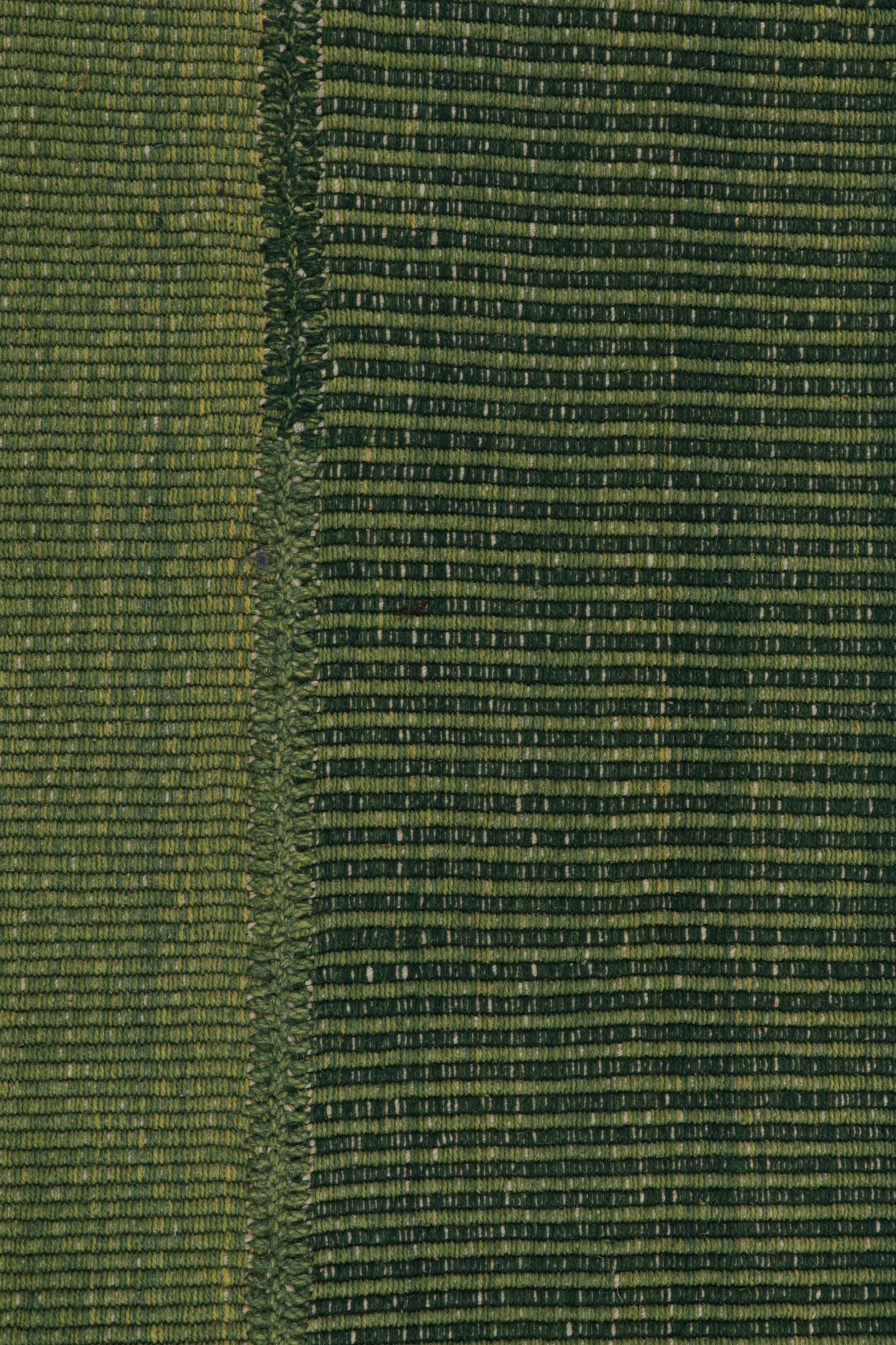 Modernes Kilim von Rug & Kilim in grünen Streifen mit Akzenten in Forest und Chartreuse (21. Jahrhundert und zeitgenössisch) im Angebot