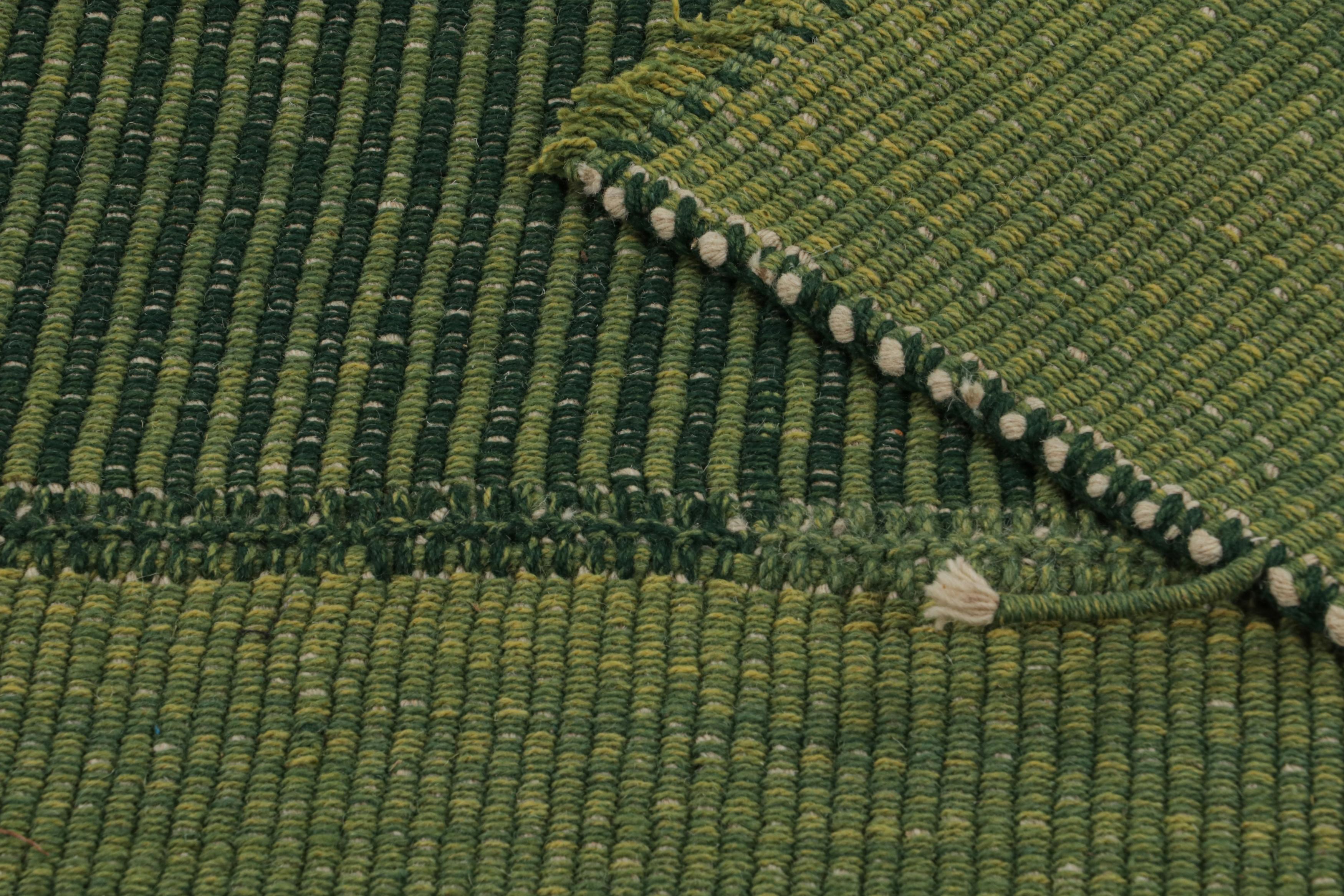 Modernes Kilim von Rug & Kilim in grünen Streifen mit Akzenten in Forest und Chartreuse (Wolle) im Angebot
