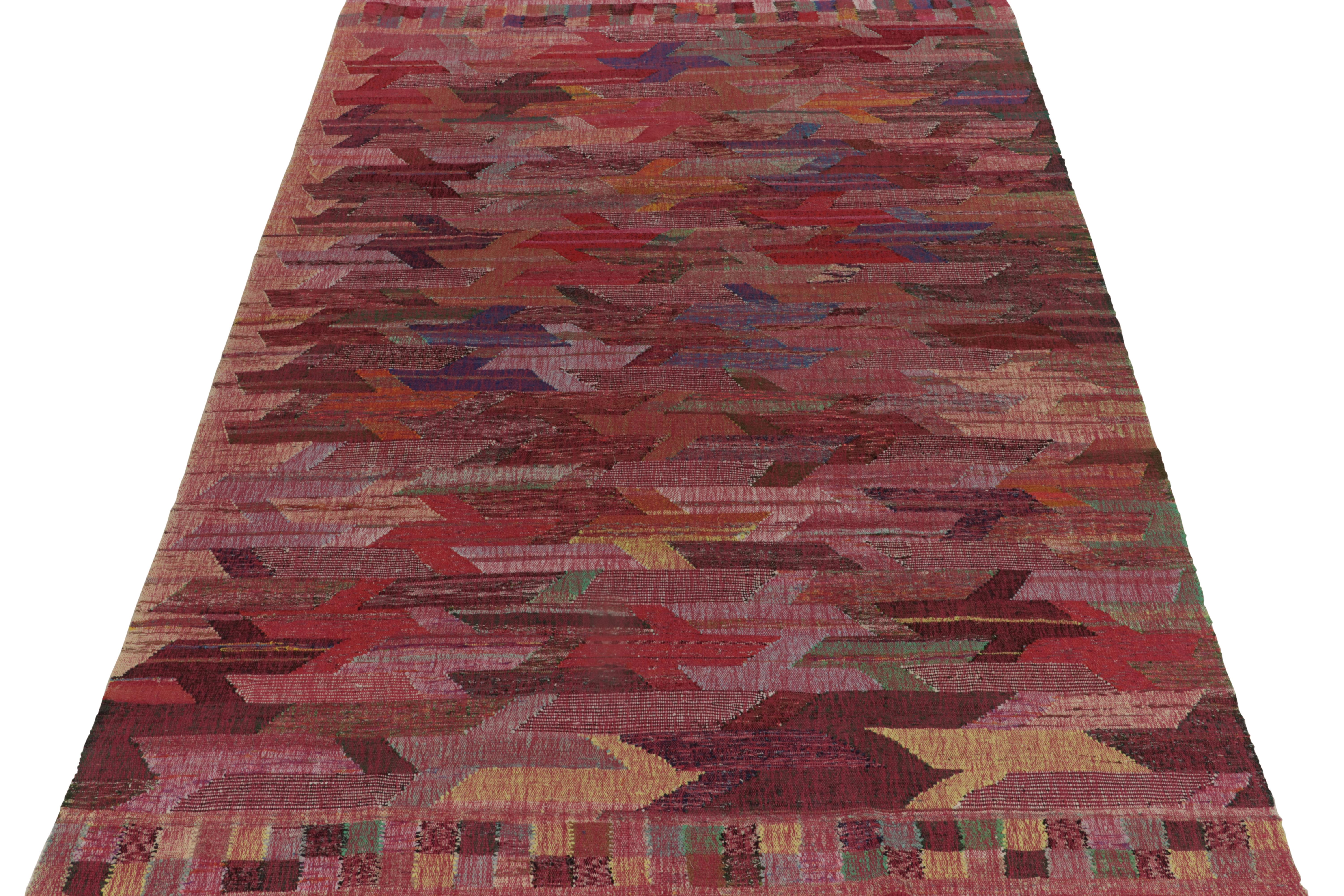 Rug & Kilim's Modern Kilim in Rot mit polychromen, geometrischen Mustern (Moderne) im Angebot