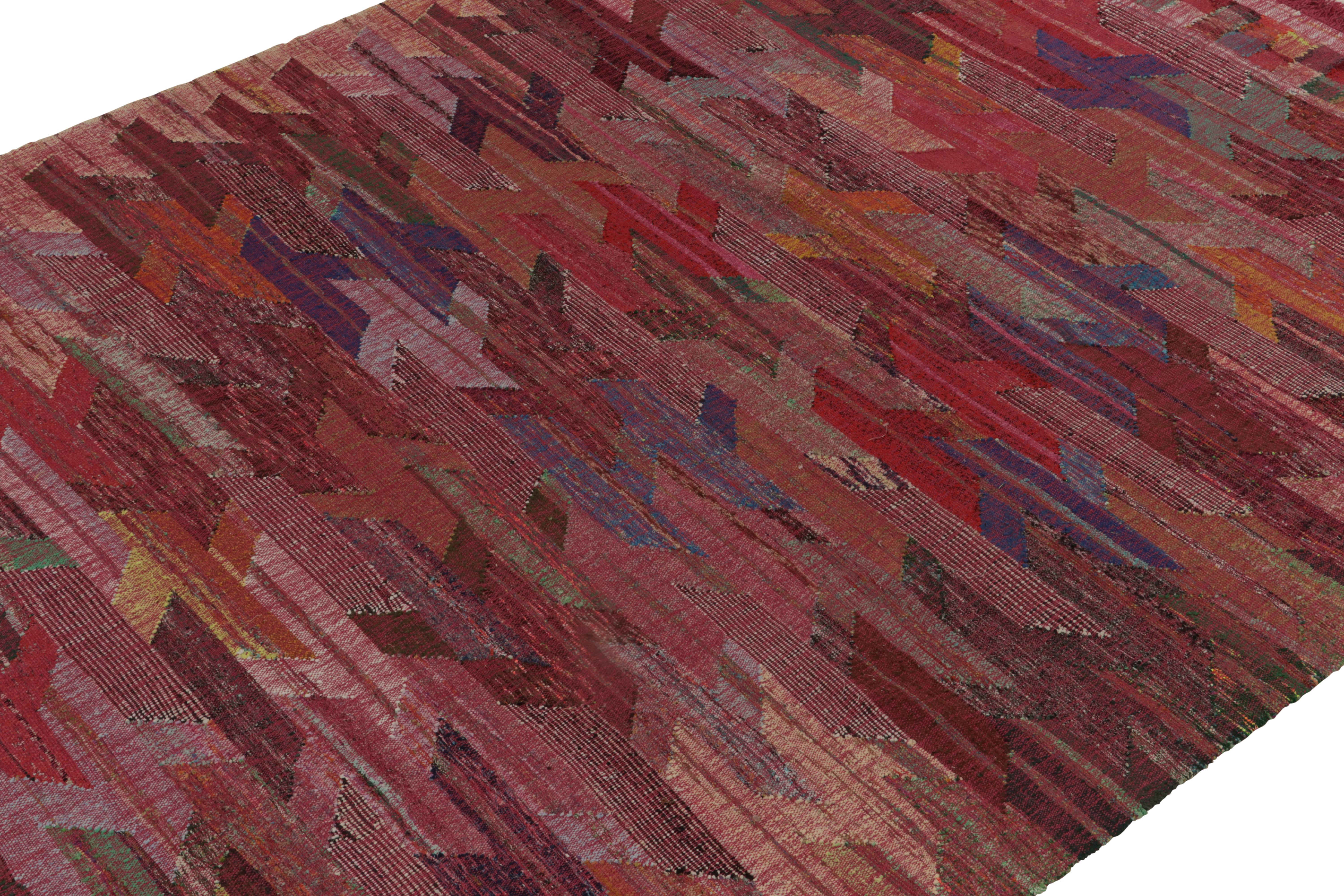 Rug & Kilim's Modern Kilim in Rot mit polychromen, geometrischen Mustern (Türkisch) im Angebot